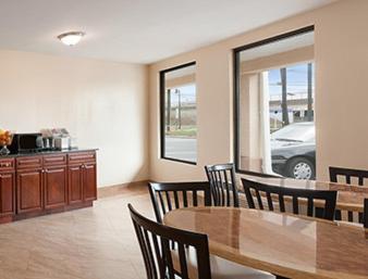 Super 8 by Wyndham Rahway/Newark photo 6