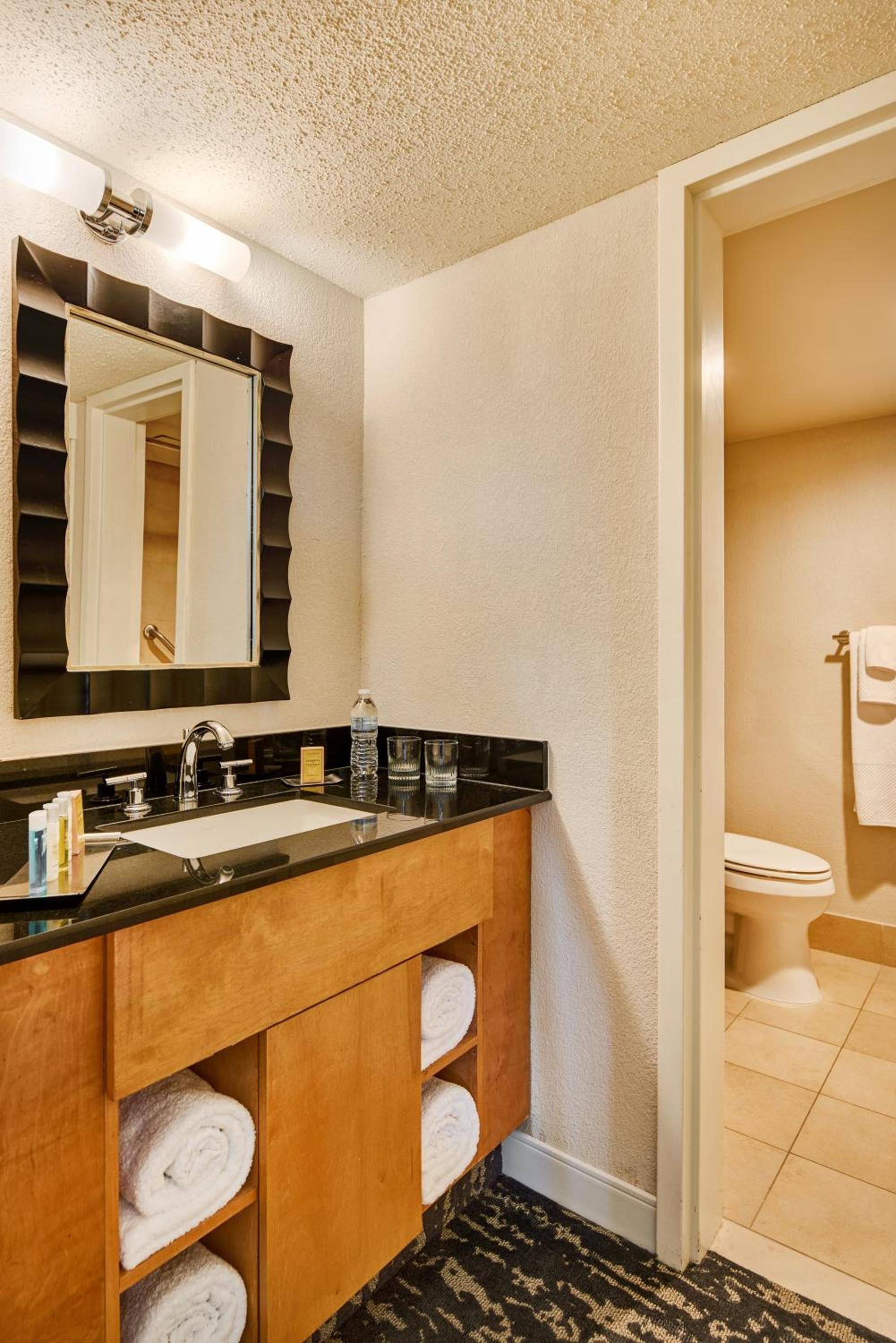 DoubleTree by Hilton Hotel Berkeley Marina photo 78