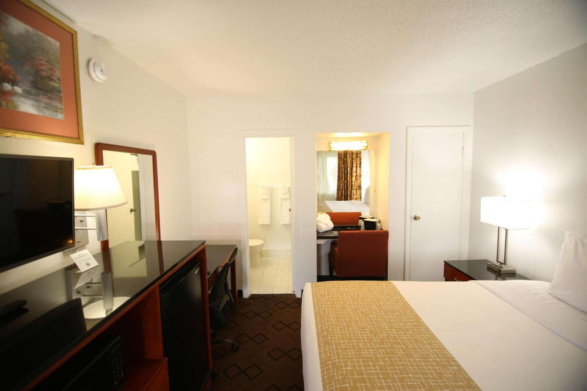 Travelodge by Wyndham Burbank-Glendale photo 5