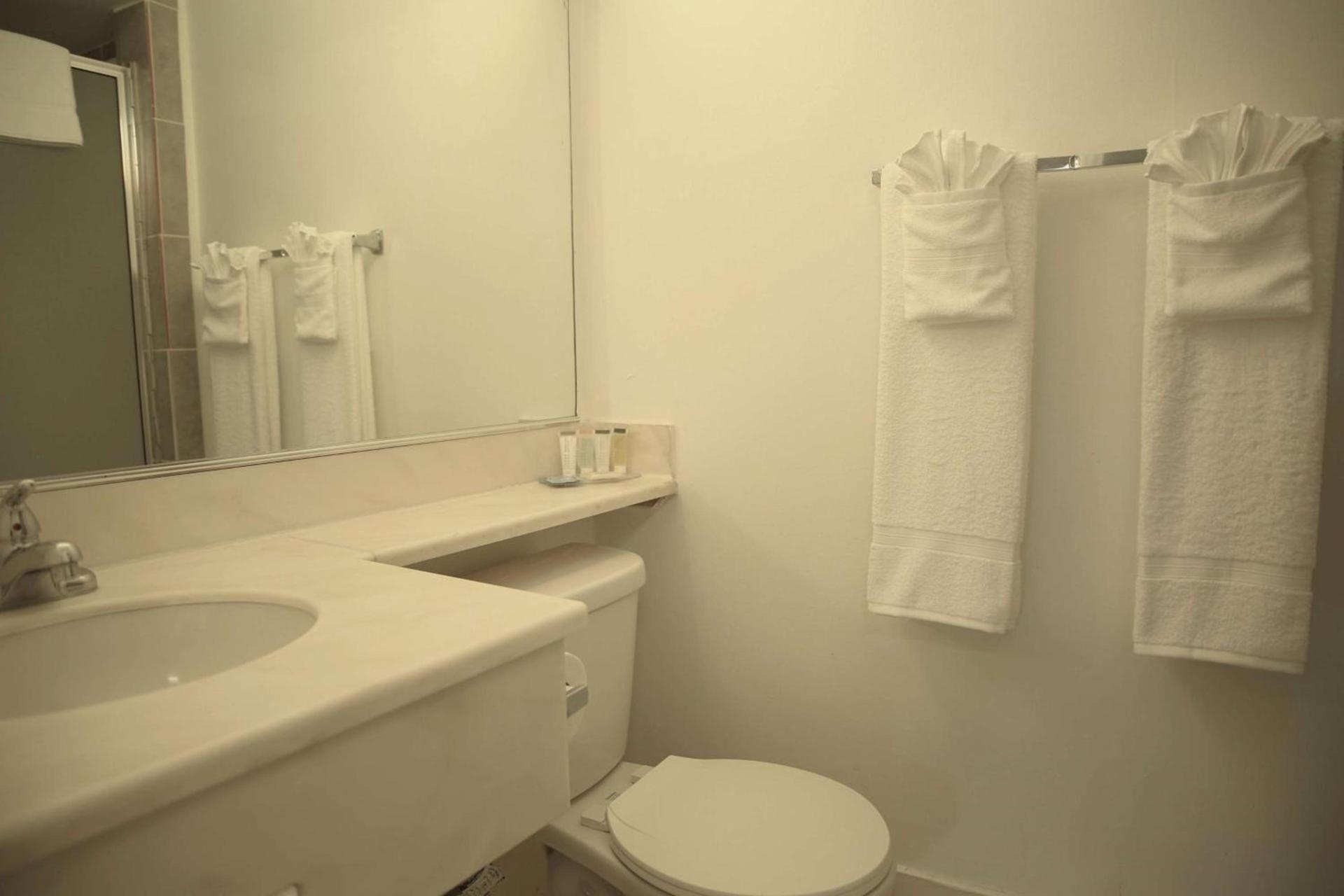 Travelodge by Wyndham Burbank-Glendale photo 8