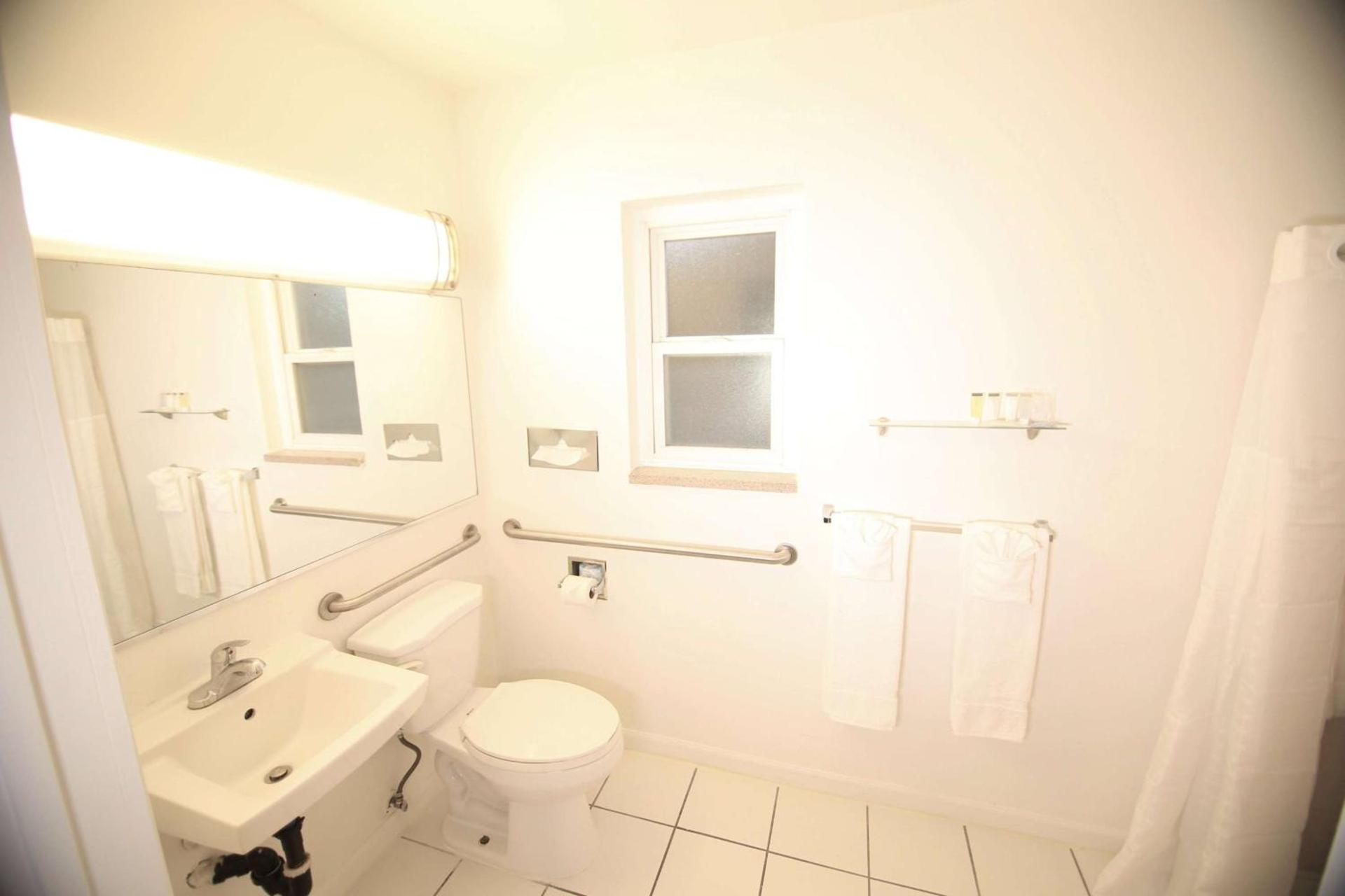 Travelodge by Wyndham Burbank-Glendale photo 12