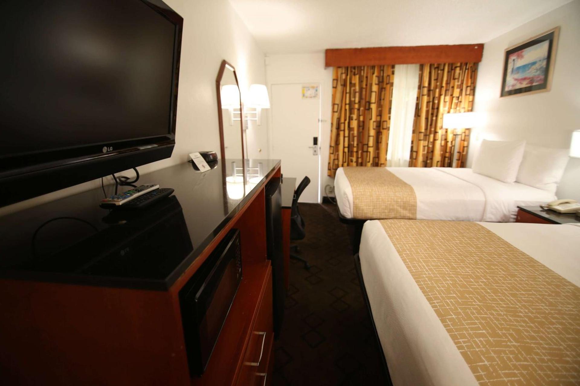 Travelodge by Wyndham Burbank-Glendale photo 13
