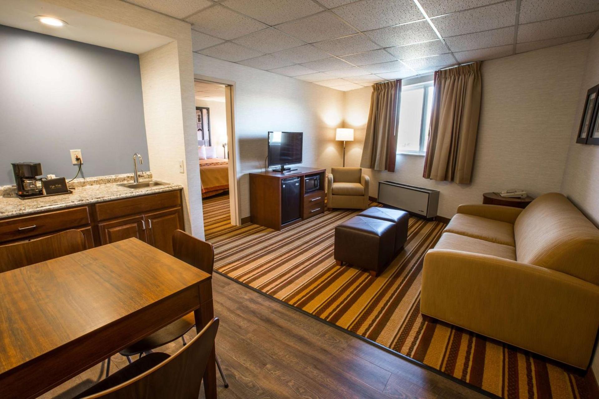 Super 8 by Wyndham State College photo 11
