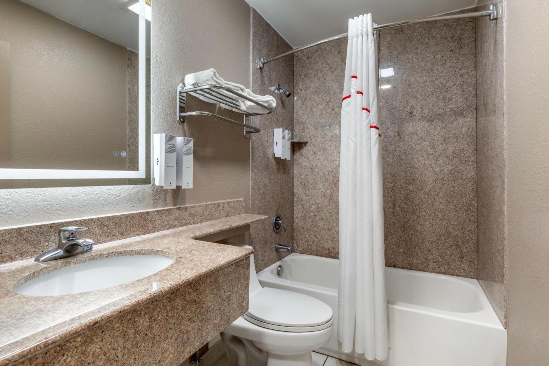 Red Roof Inn Suffolk photo 30
