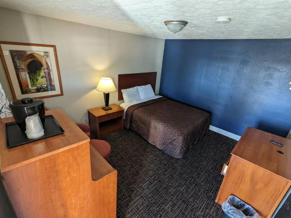 Bea's Parkway Inn photo 17