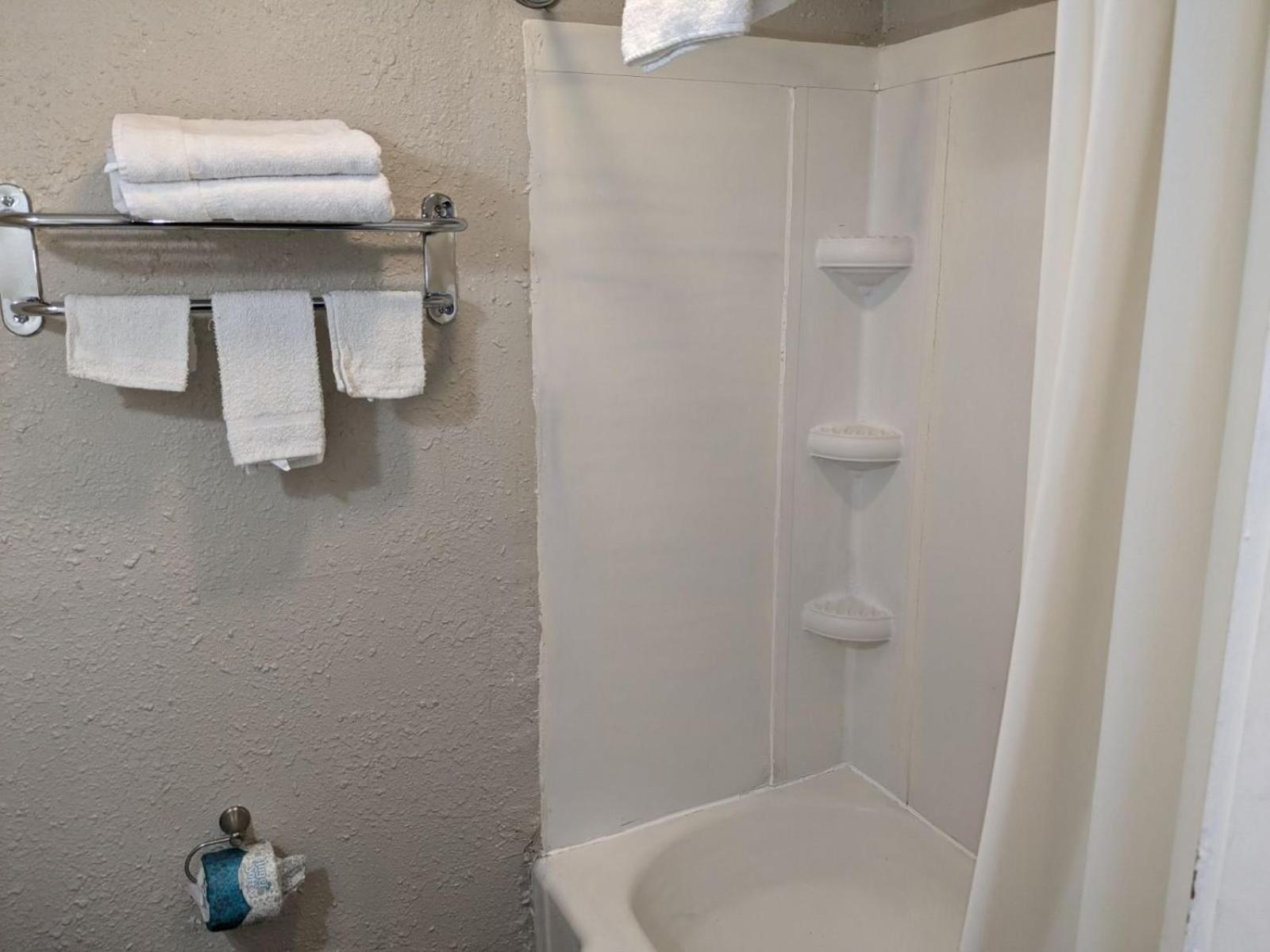Bea's Parkway Inn photo 16