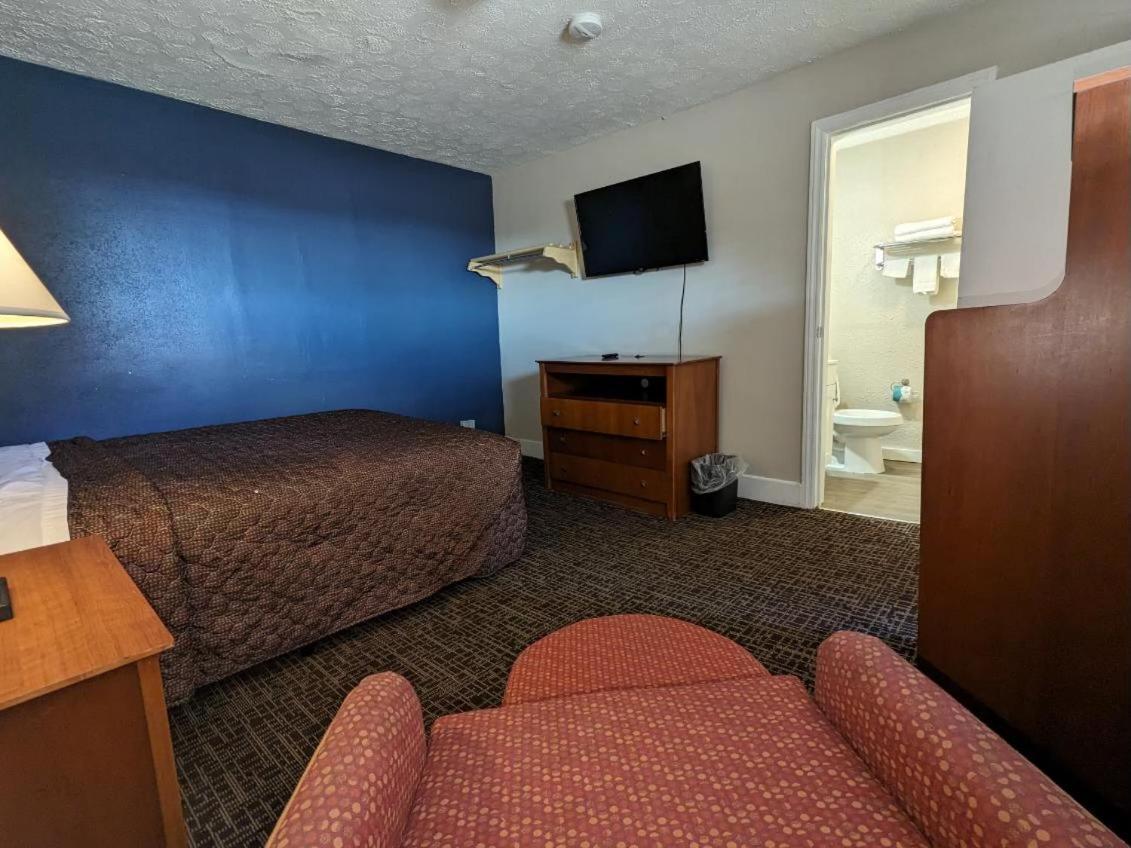 Bea's Parkway Inn photo 13