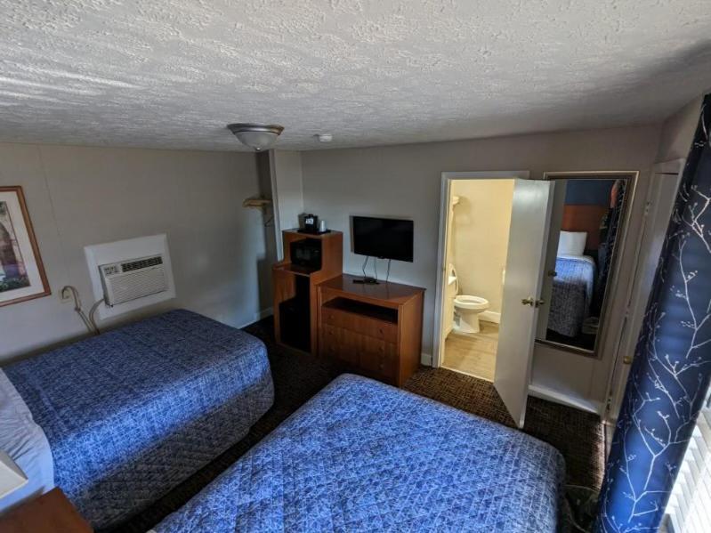 Bea's Parkway Inn photo 8