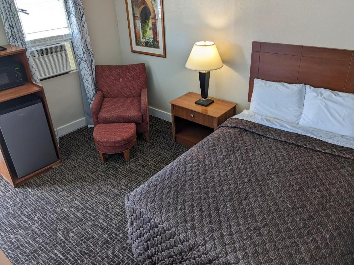 Bea's Parkway Inn photo 12