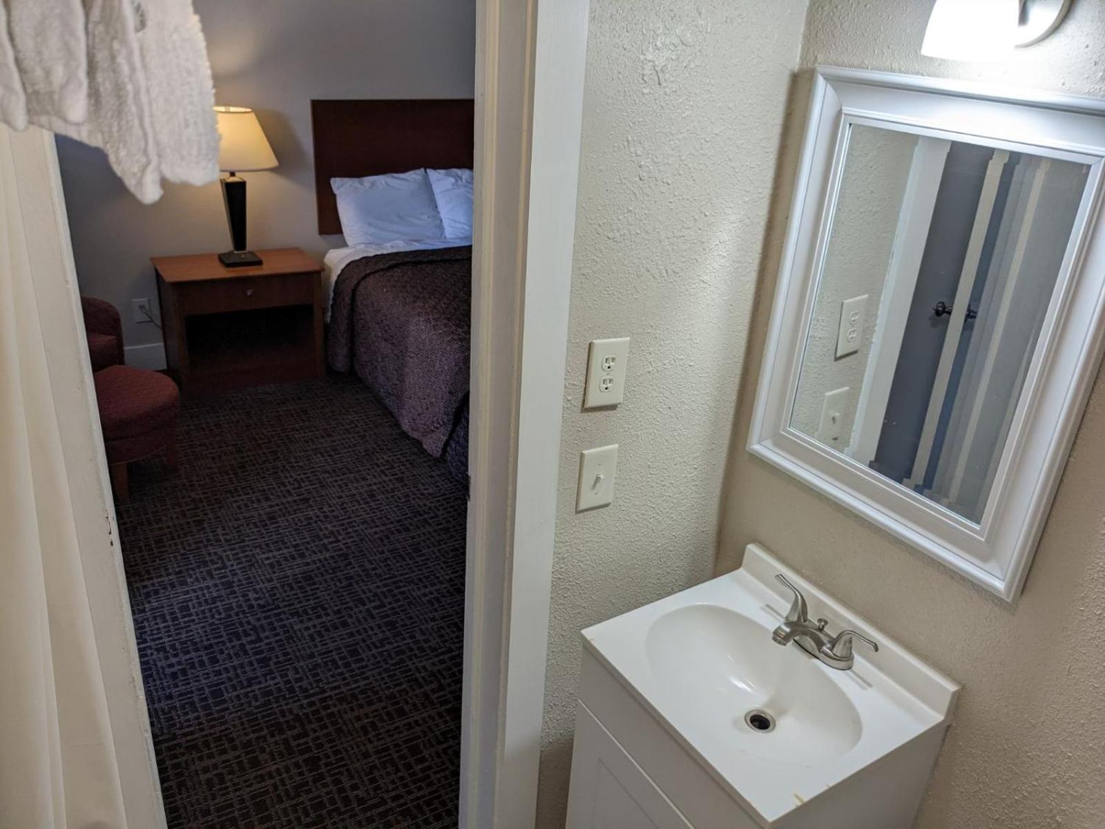 Bea's Parkway Inn photo 14