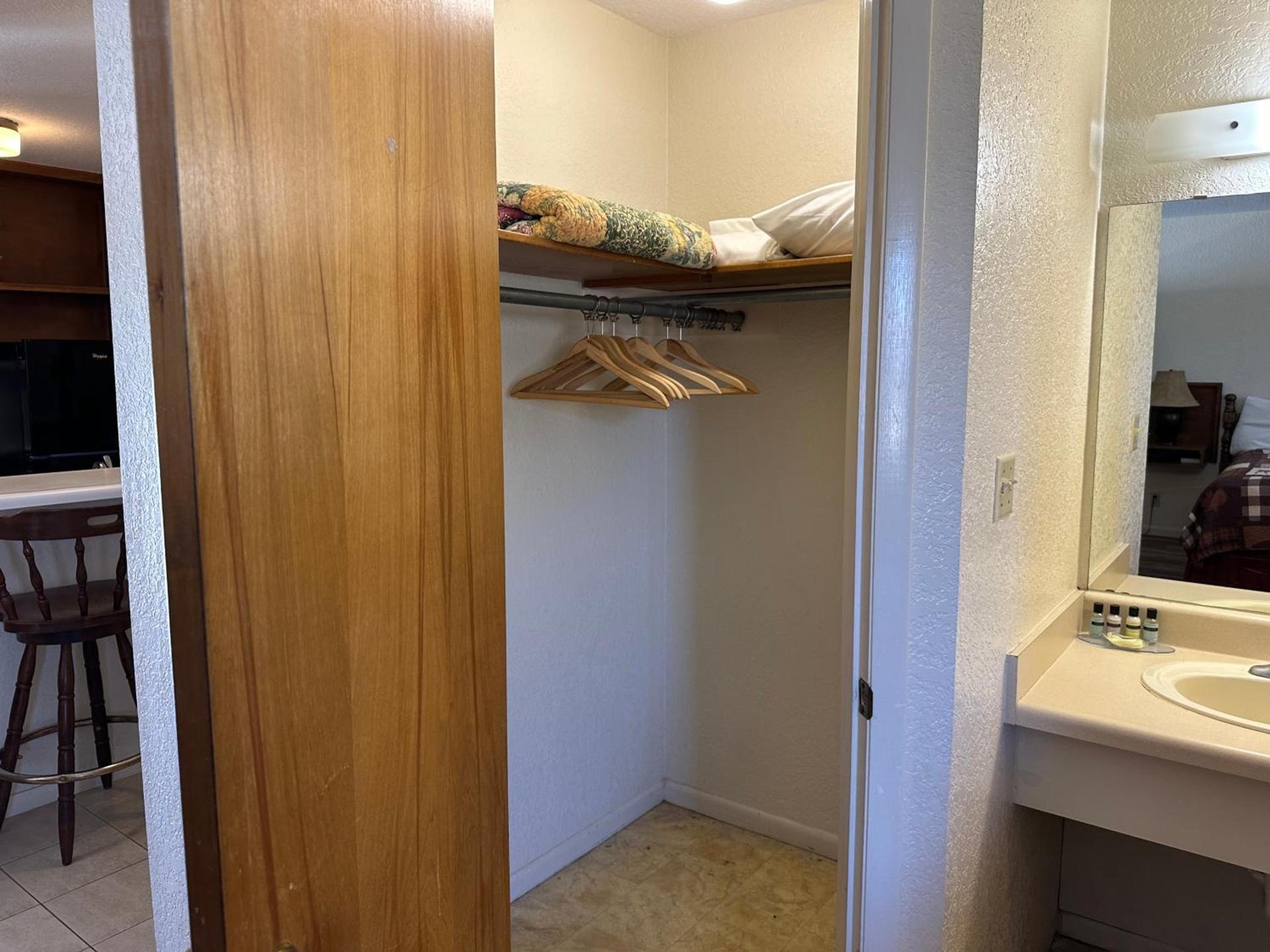 Sunset Inn and Suites photo 96