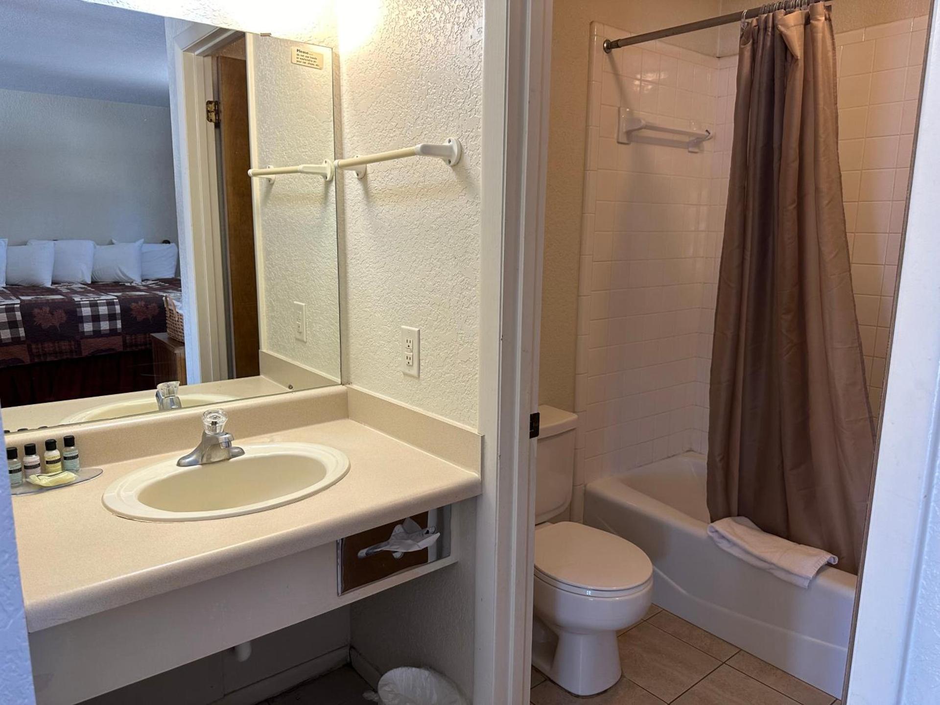 Sunset Inn and Suites photo 95
