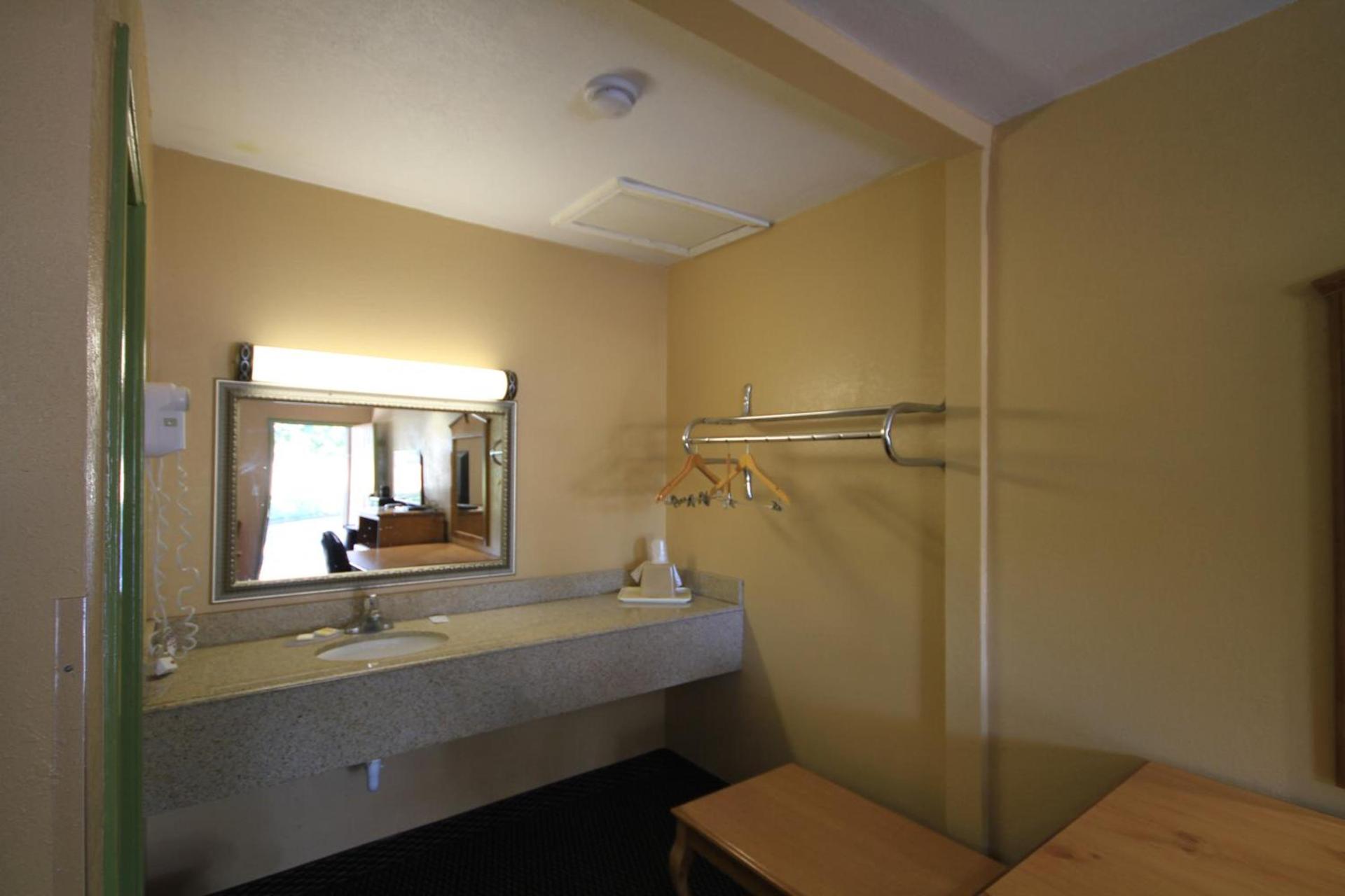 Holiday Terrace Motel photo 13