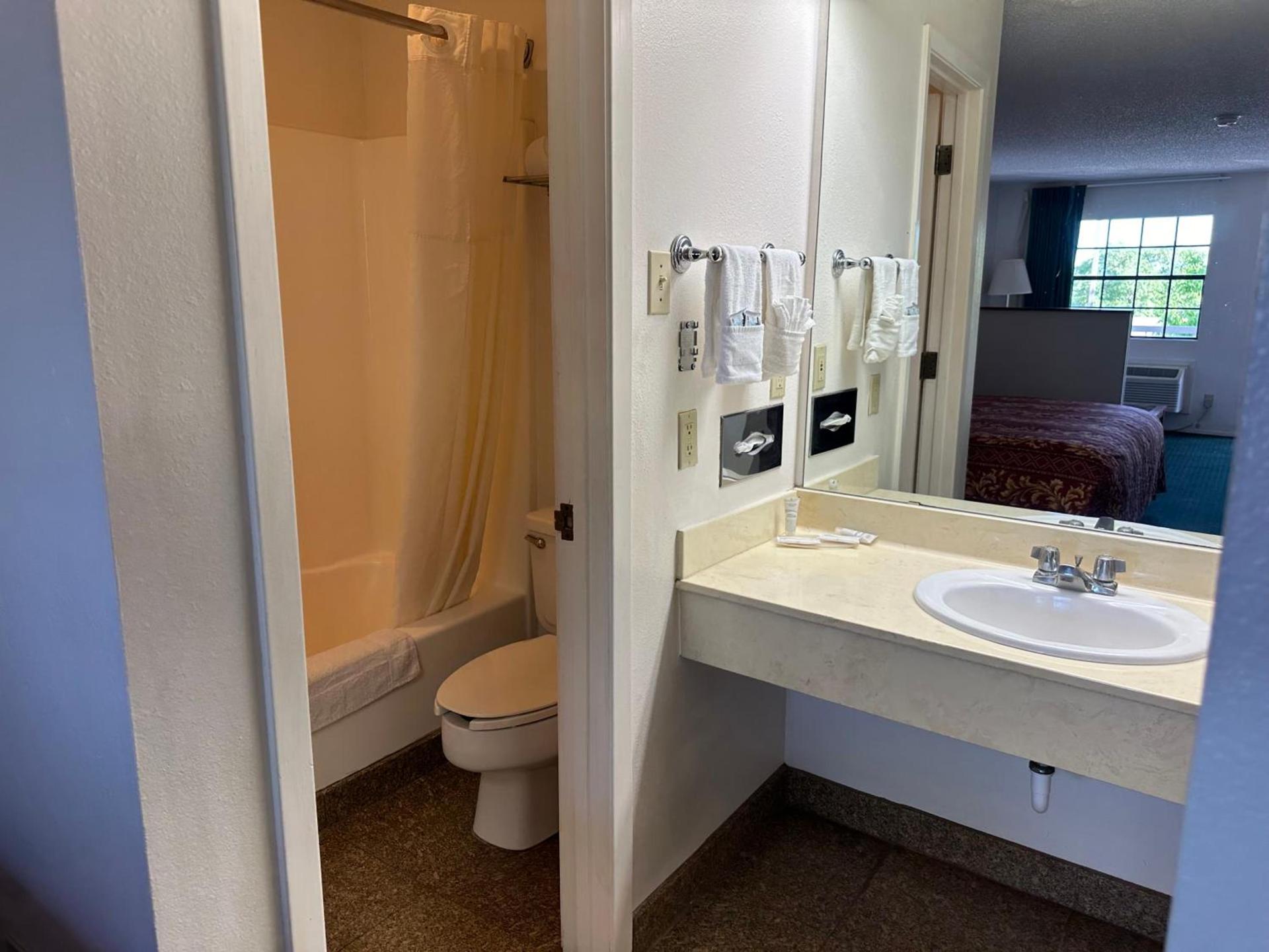 Windcrest Inn and Suites photo 39