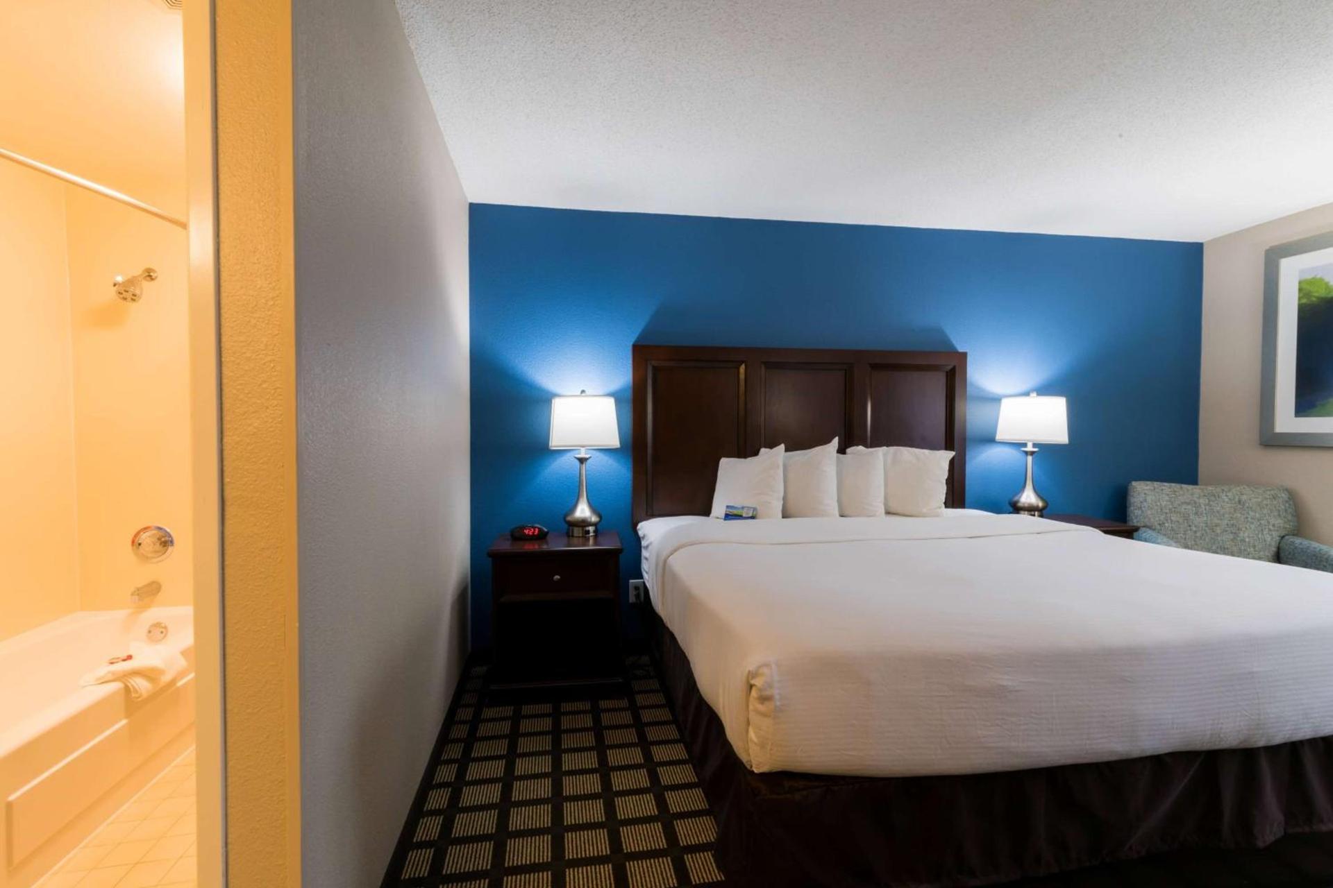 Baymont by Wyndham Detroit Airport/Romulus photo 10