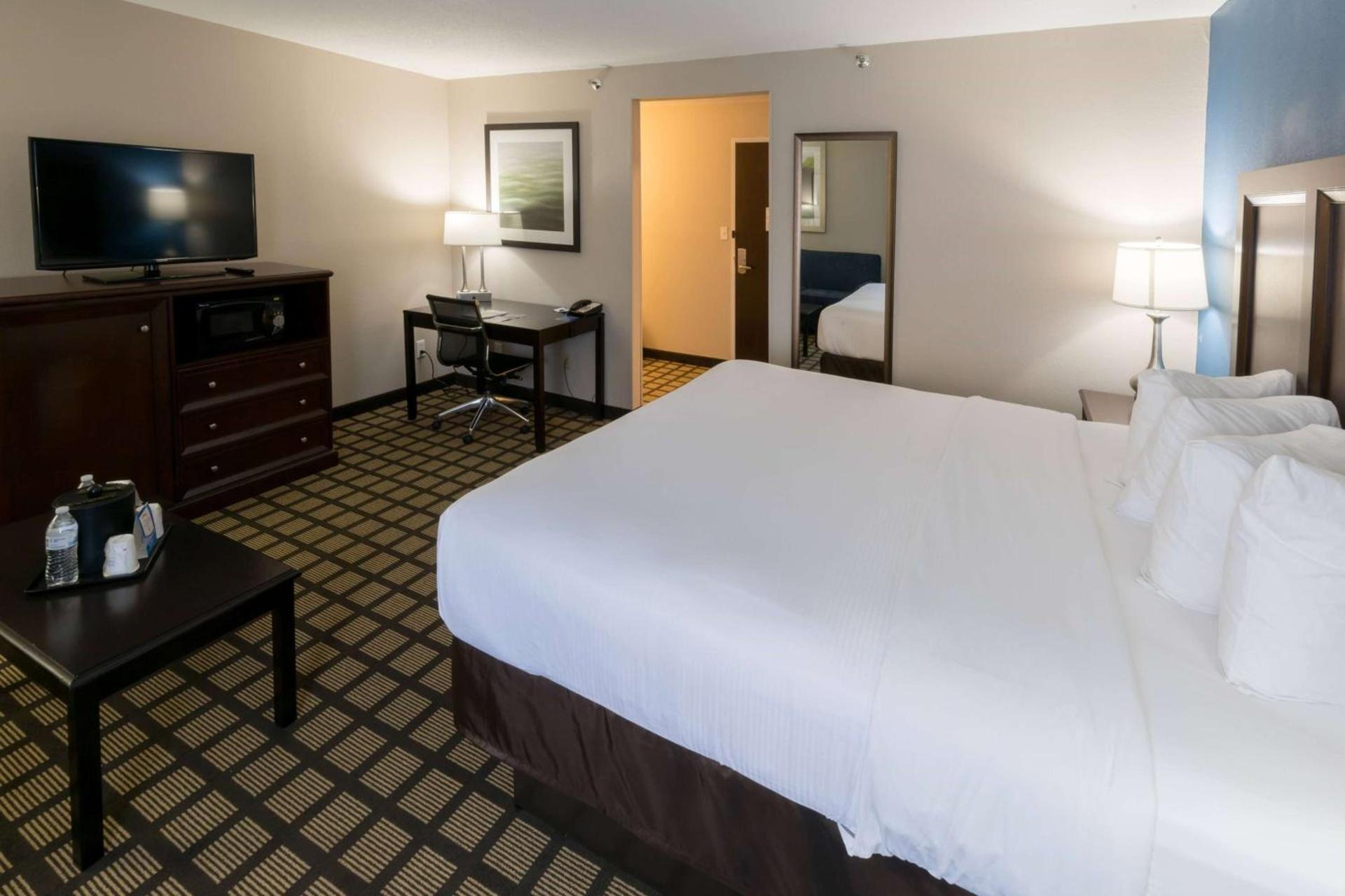 Baymont by Wyndham Detroit Airport/Romulus photo 13