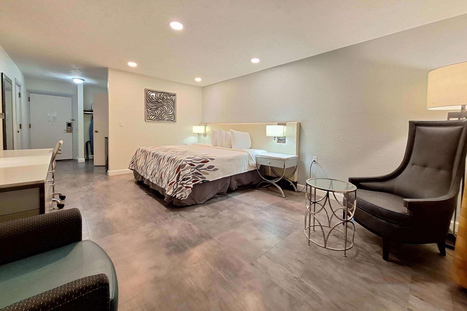 Travelodge by Wyndham Indianapolis Speedway photo 38