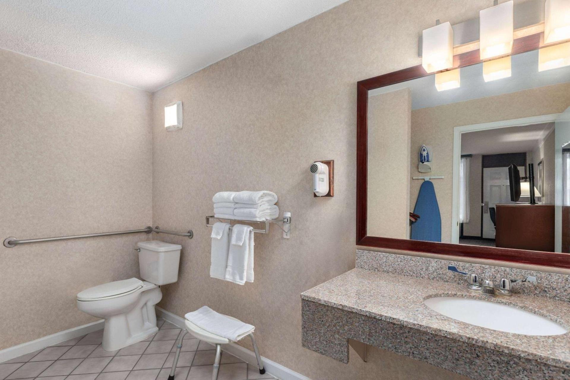 Days Inn by Wyndham Columbia Kentucky photo 2