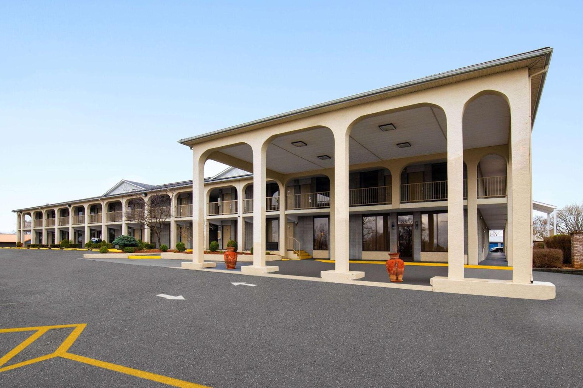 Days Inn by Wyndham Columbia Kentucky photo 7