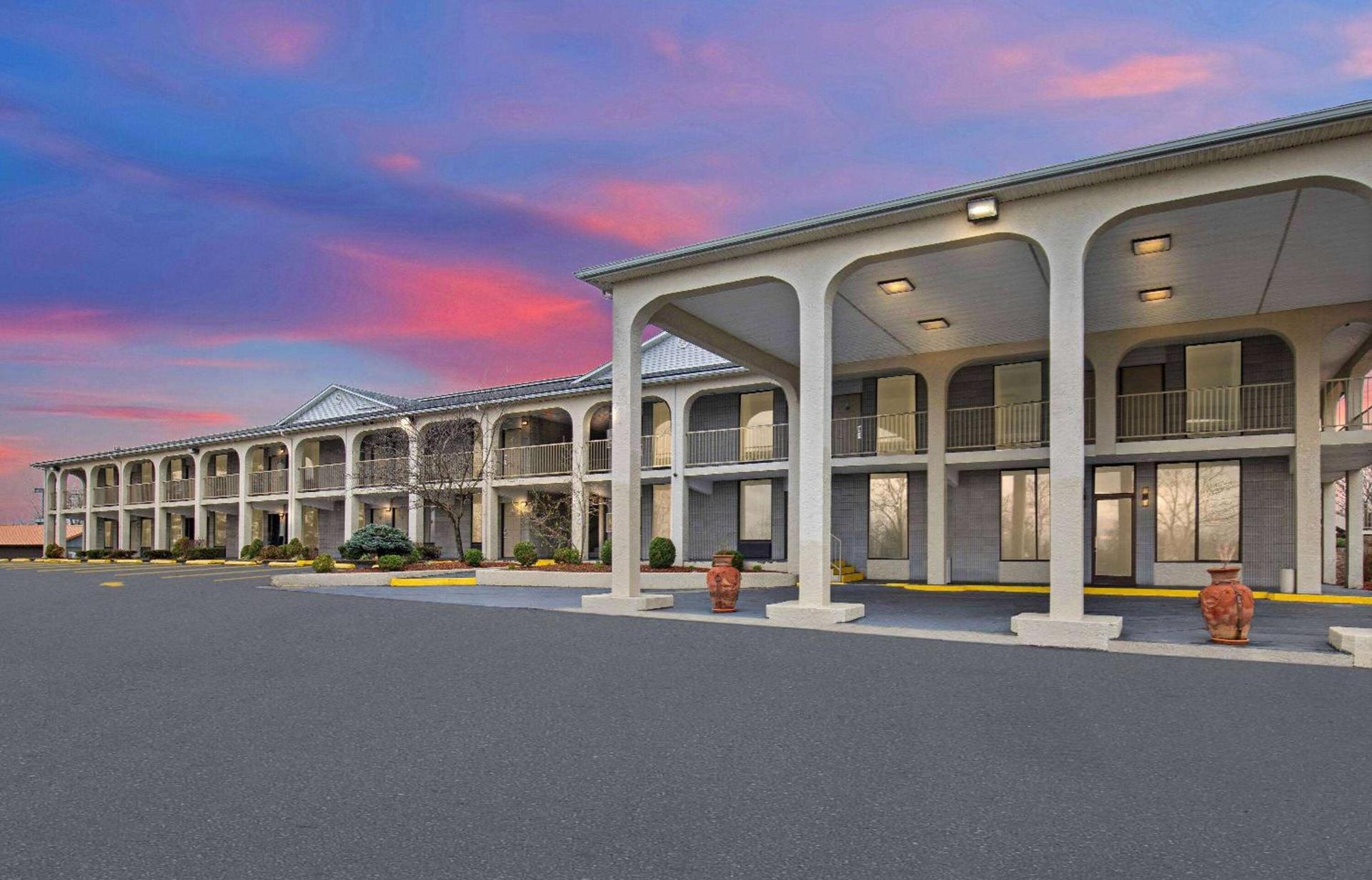 Days Inn by Wyndham Columbia Kentucky photo 1