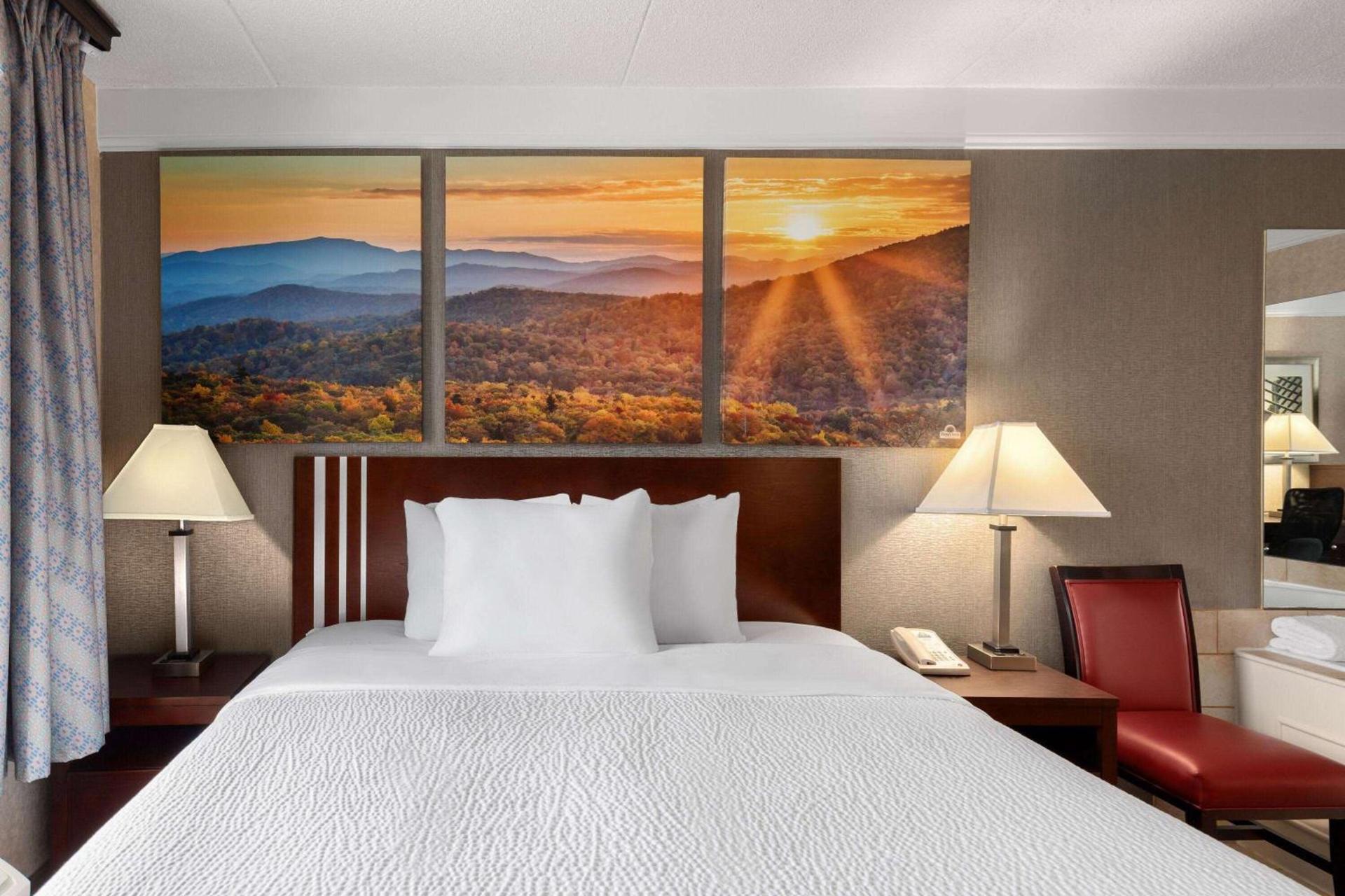 Days Inn by Wyndham Columbia Kentucky photo 12