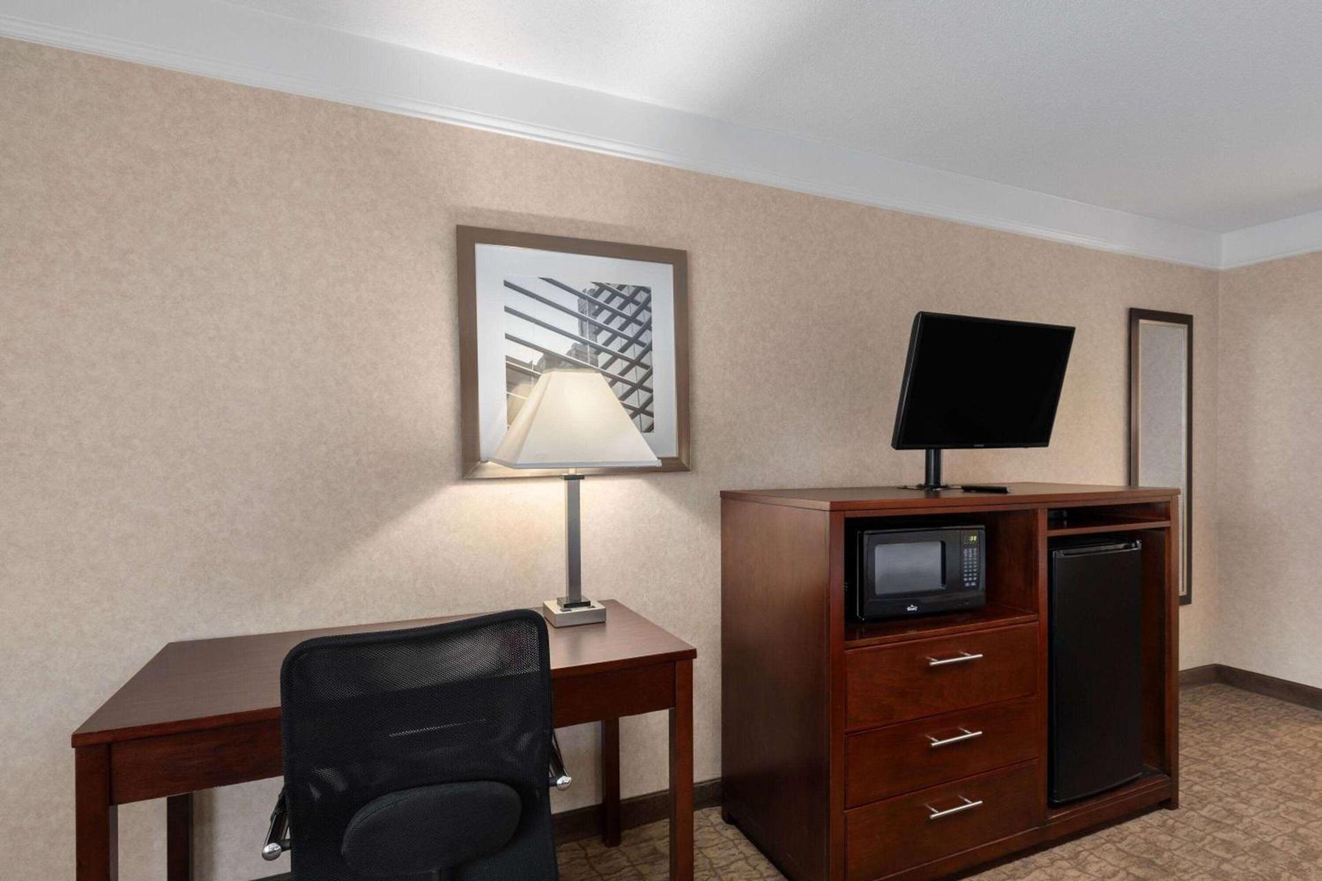 Days Inn by Wyndham Columbia Kentucky photo 24