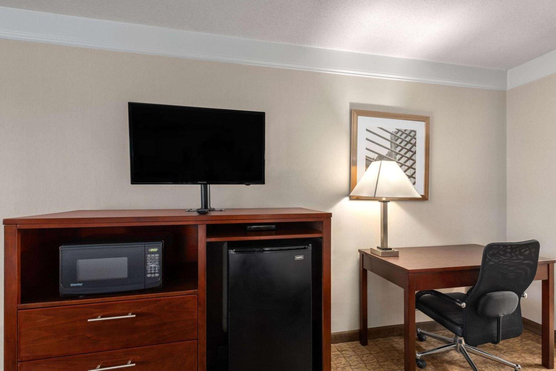 Days Inn by Wyndham Columbia Kentucky photo 27