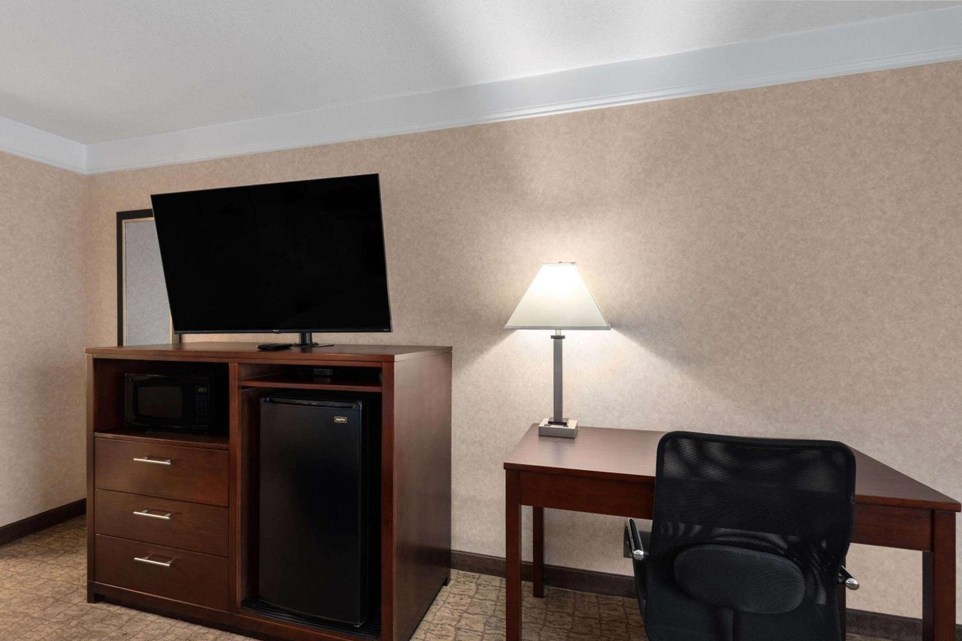 Days Inn by Wyndham Columbia Kentucky photo 30