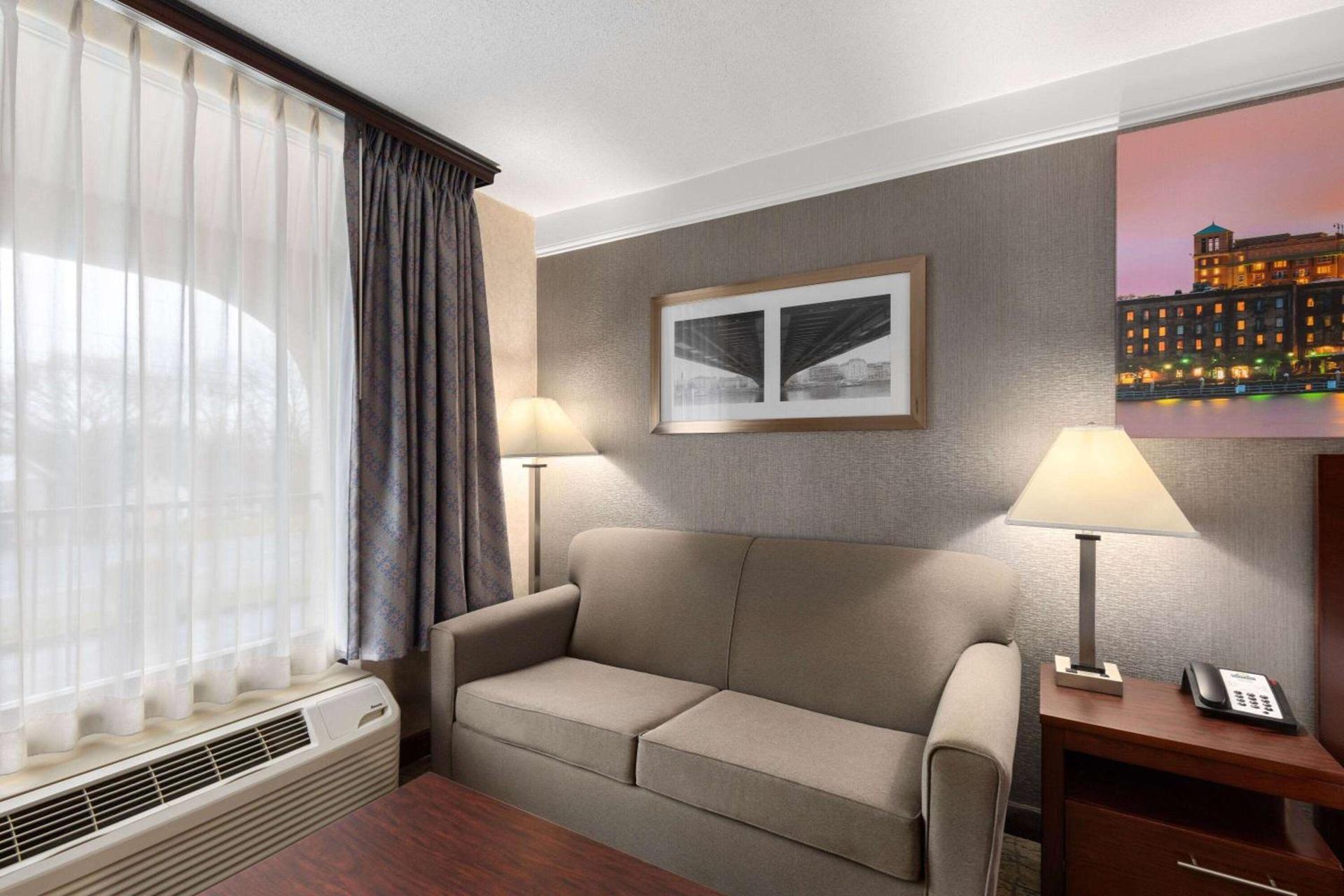Days Inn by Wyndham Columbia Kentucky photo 31