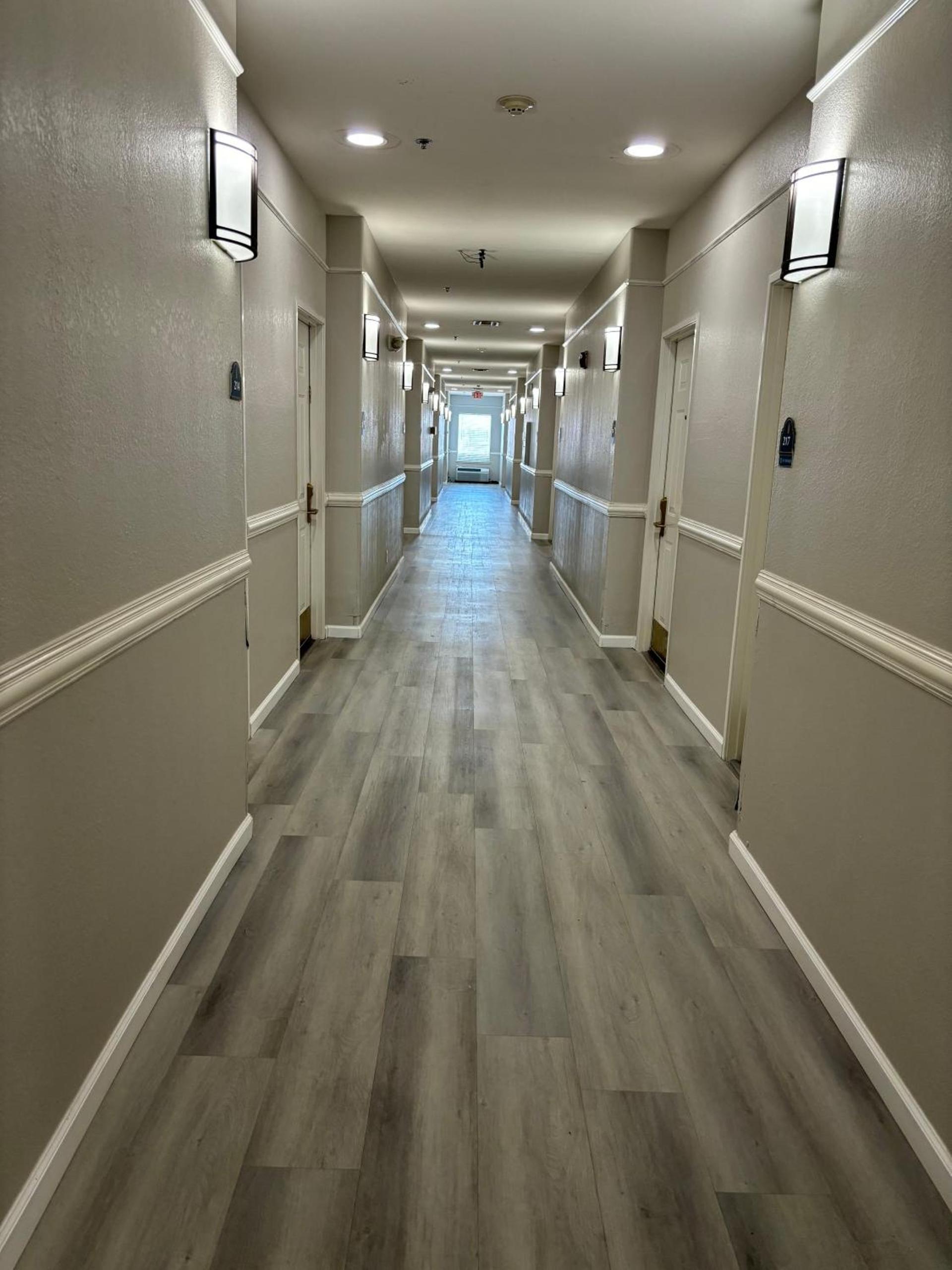 Deluxe Inn & Suites photo 4