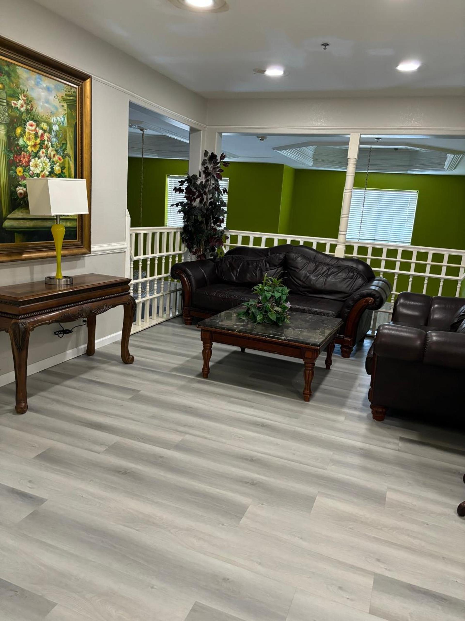 Deluxe Inn & Suites photo 5