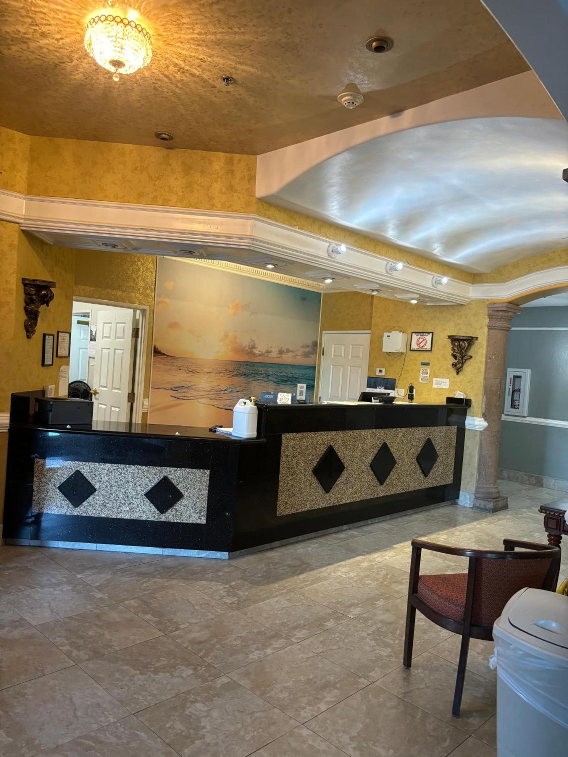 Deluxe Inn & Suites photo 19