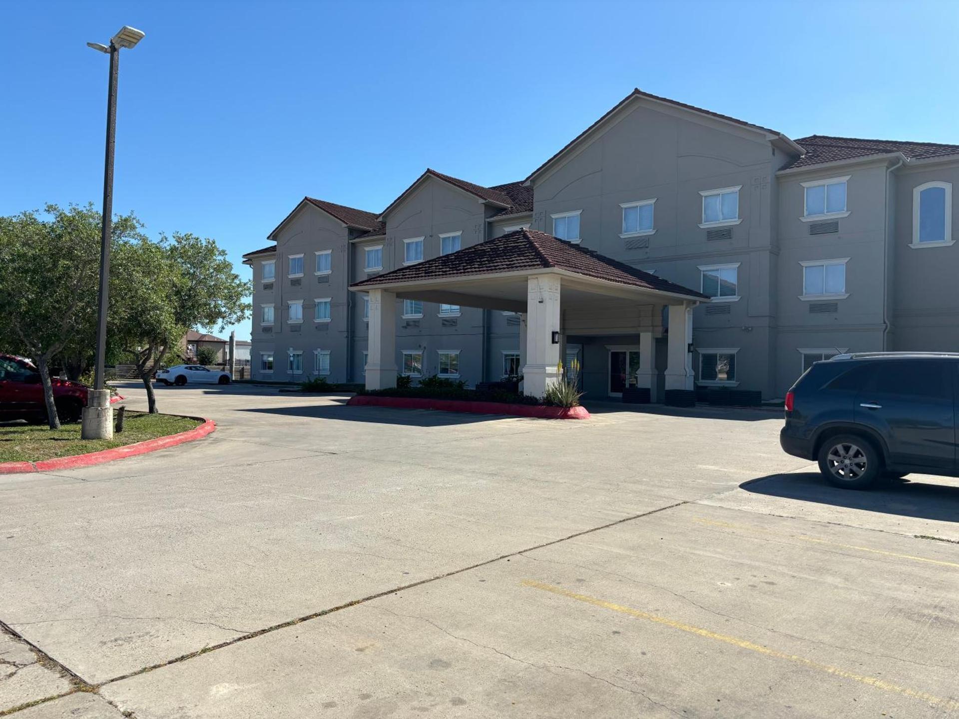 Deluxe Inn & Suites — hotel in Brownsville