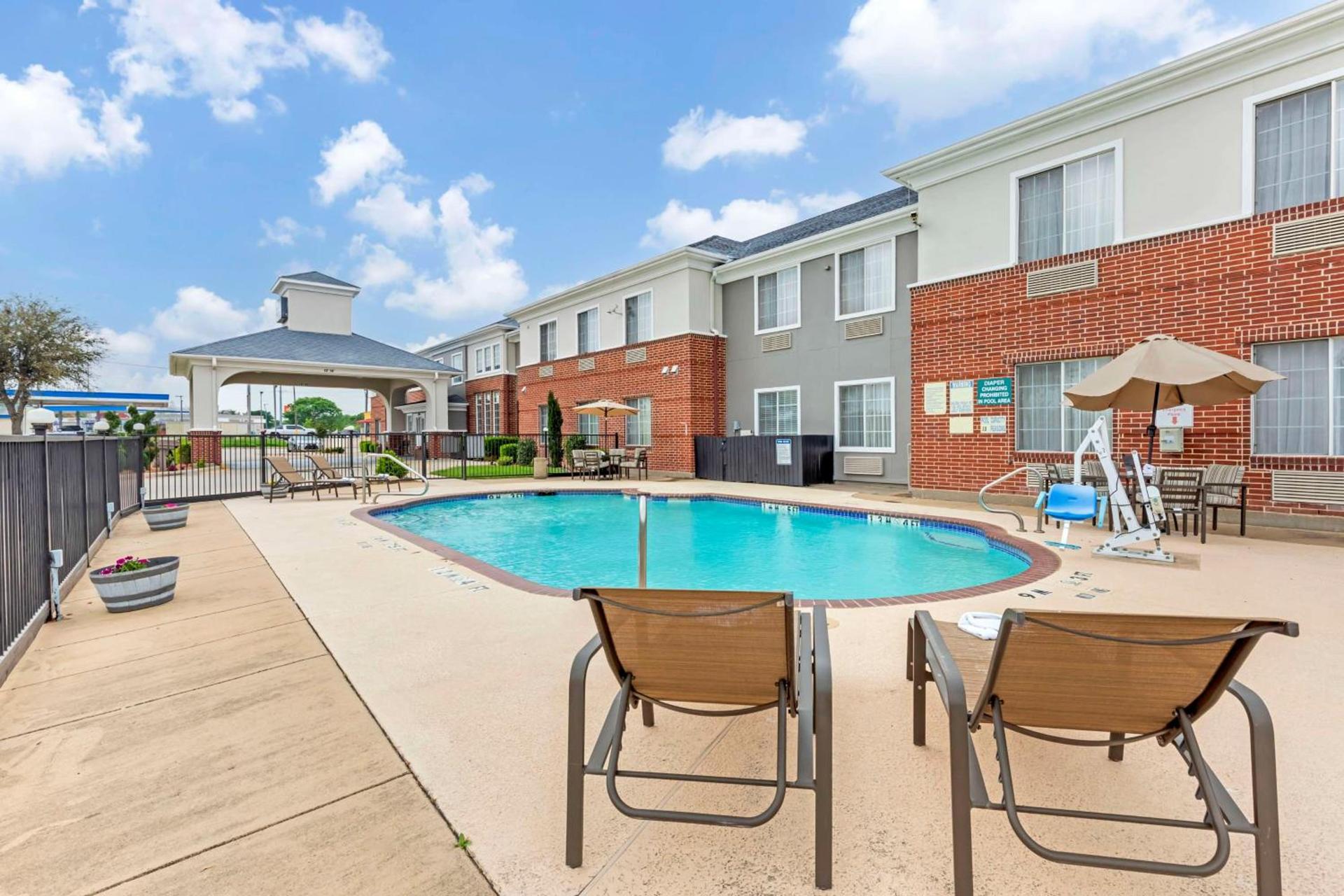 Best Western Fort Worth Inn & Suites photo 2