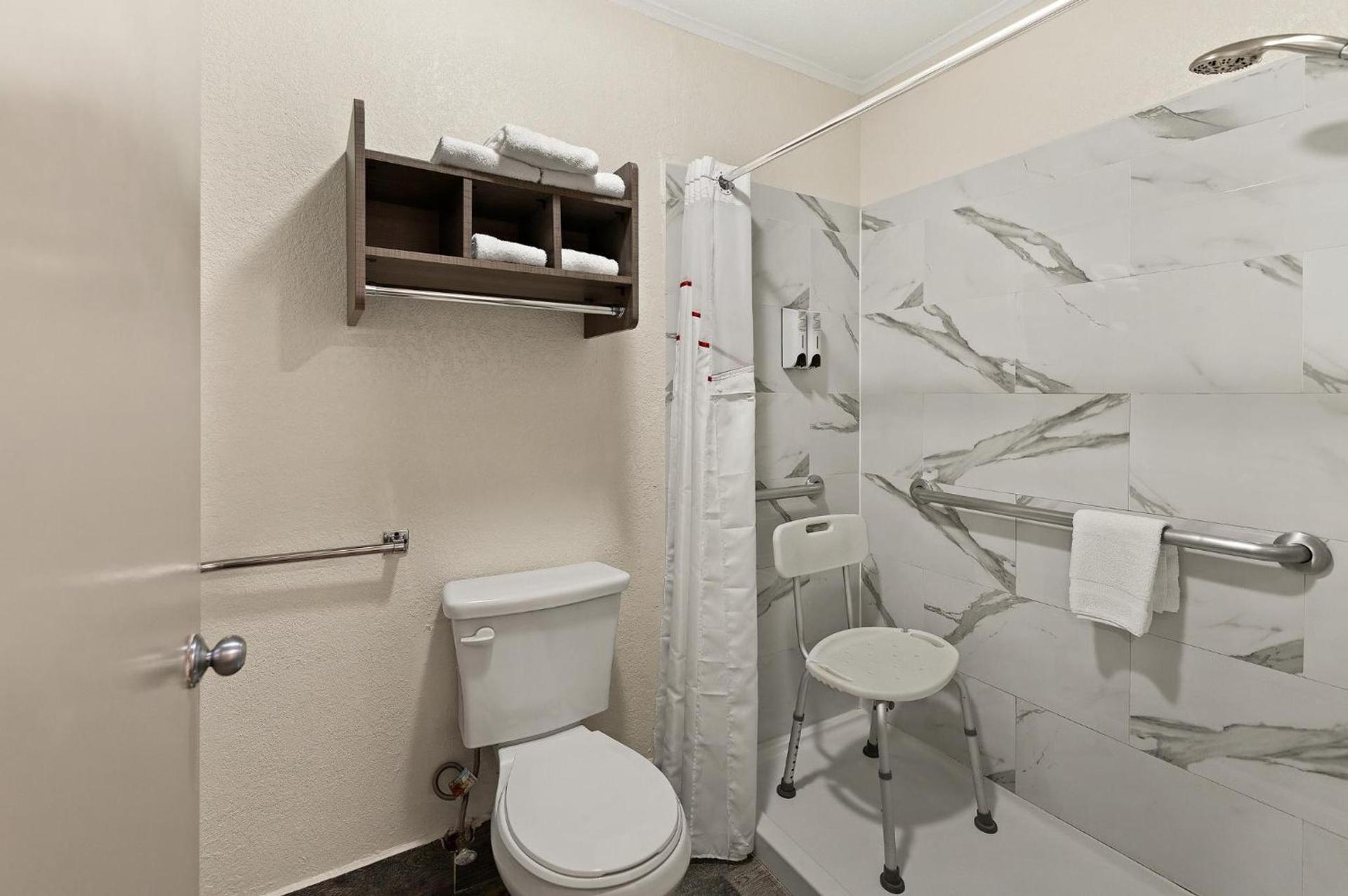 Red Roof Inn Nacogdoches photo 35