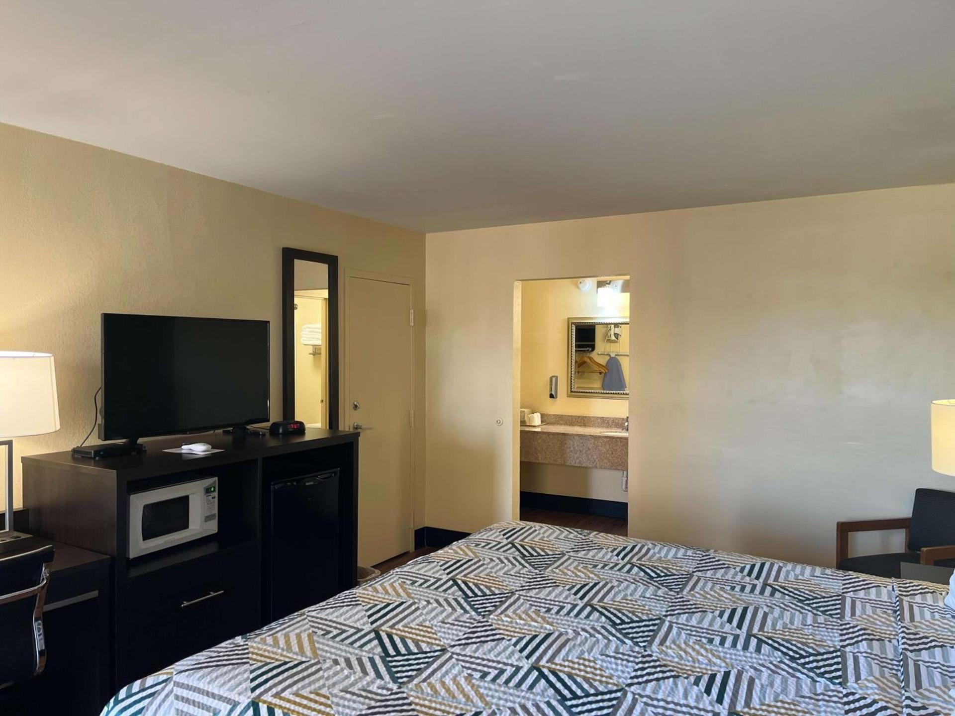 Motel 6 Forsyth, GA Tift College photo 8