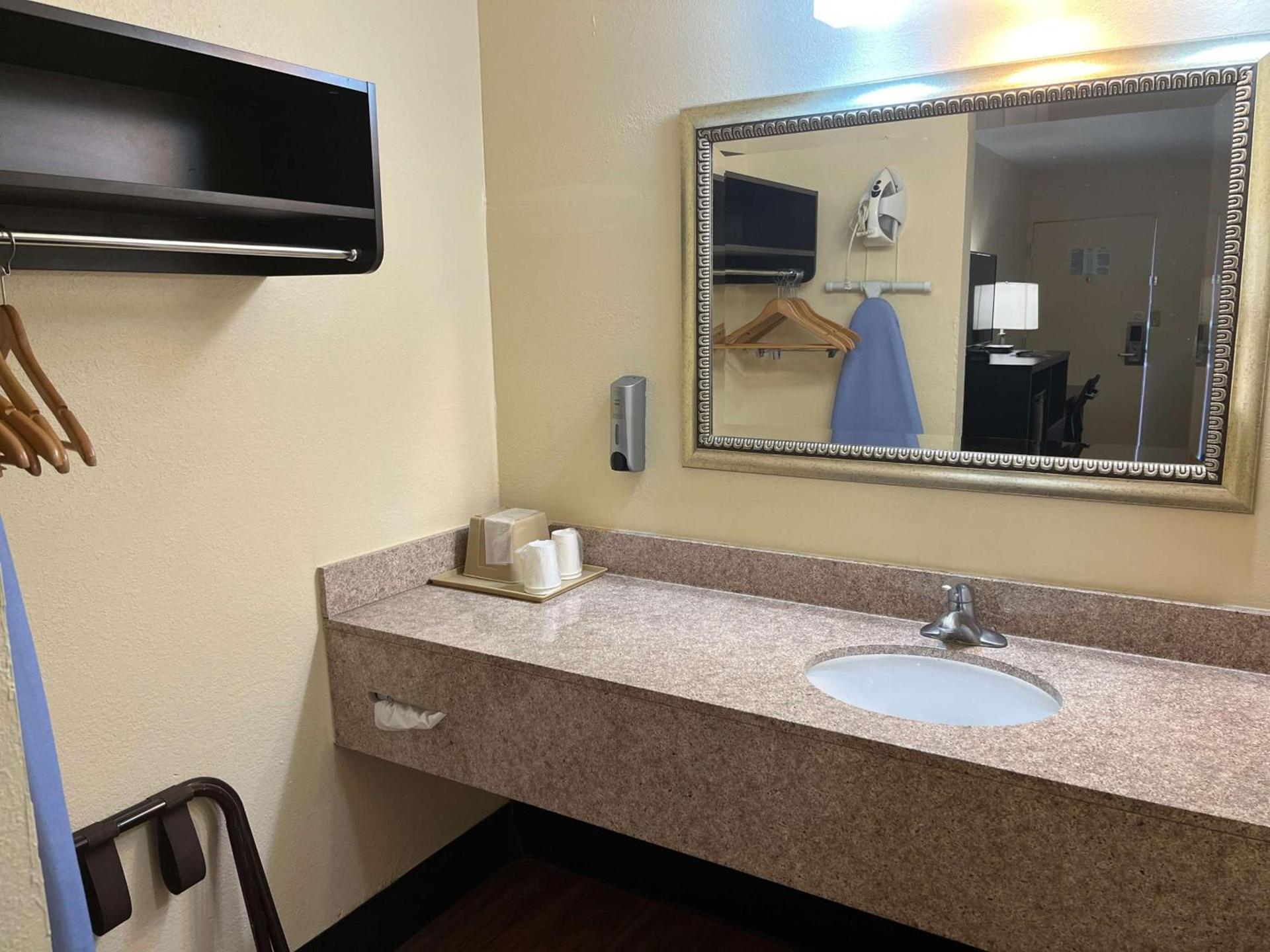 Motel 6 Forsyth, GA Tift College photo 14