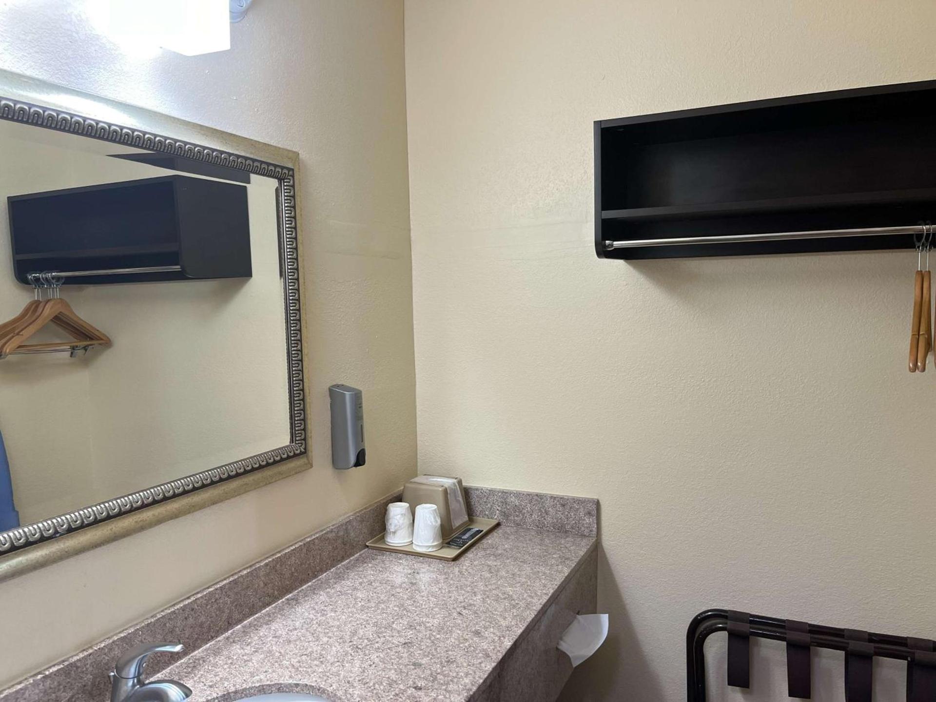 Motel 6 Forsyth, GA Tift College photo 17