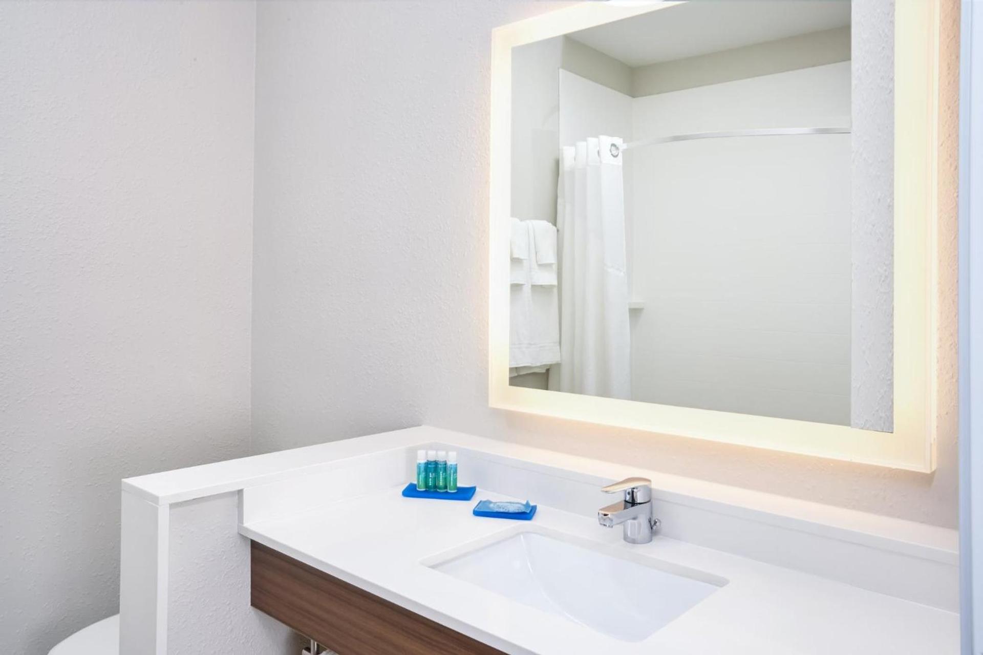 Holiday Inn Express & Suites Chicago North Shore - Niles by IHG photo 27