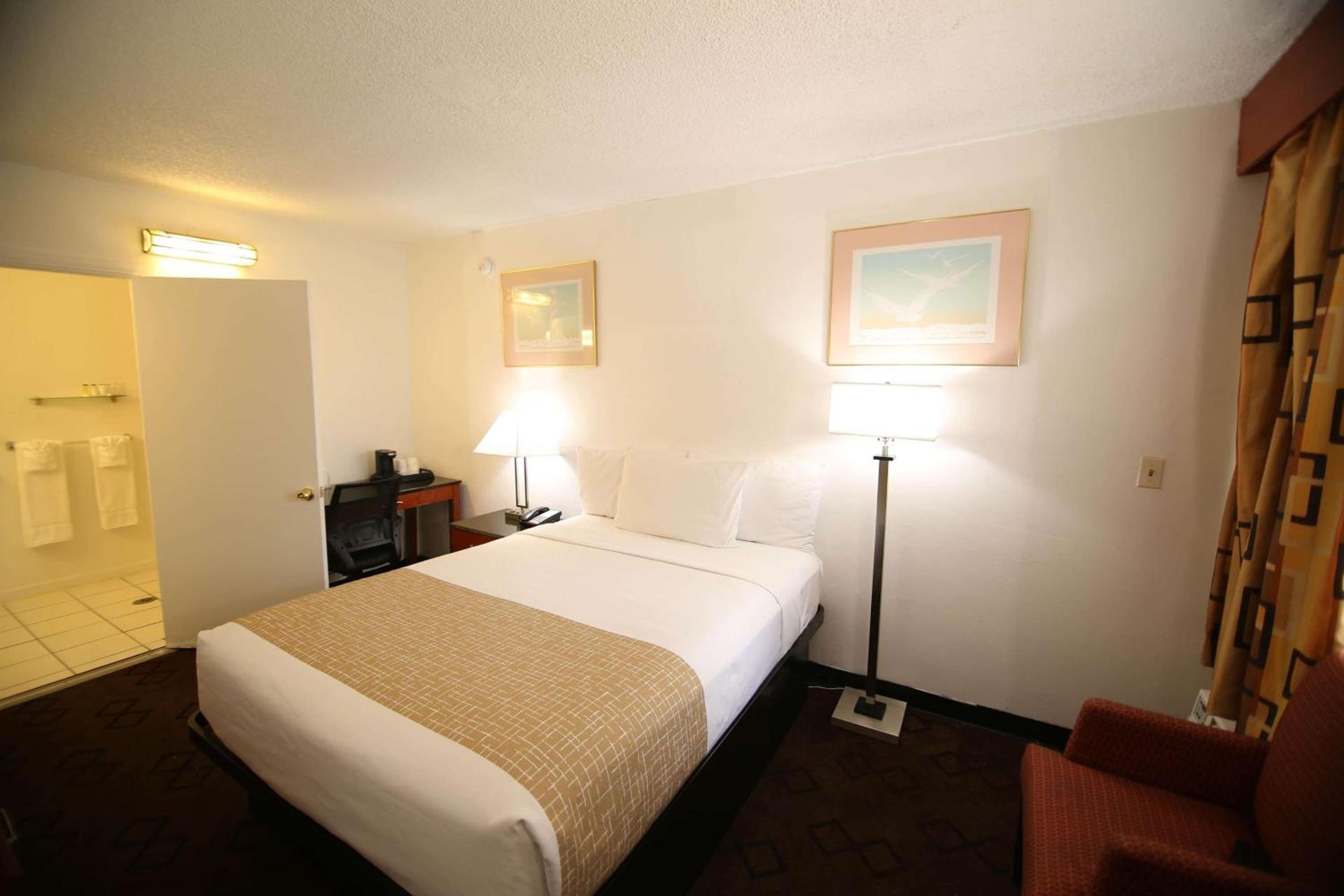 Travelodge by Wyndham Burbank-Glendale photo 4