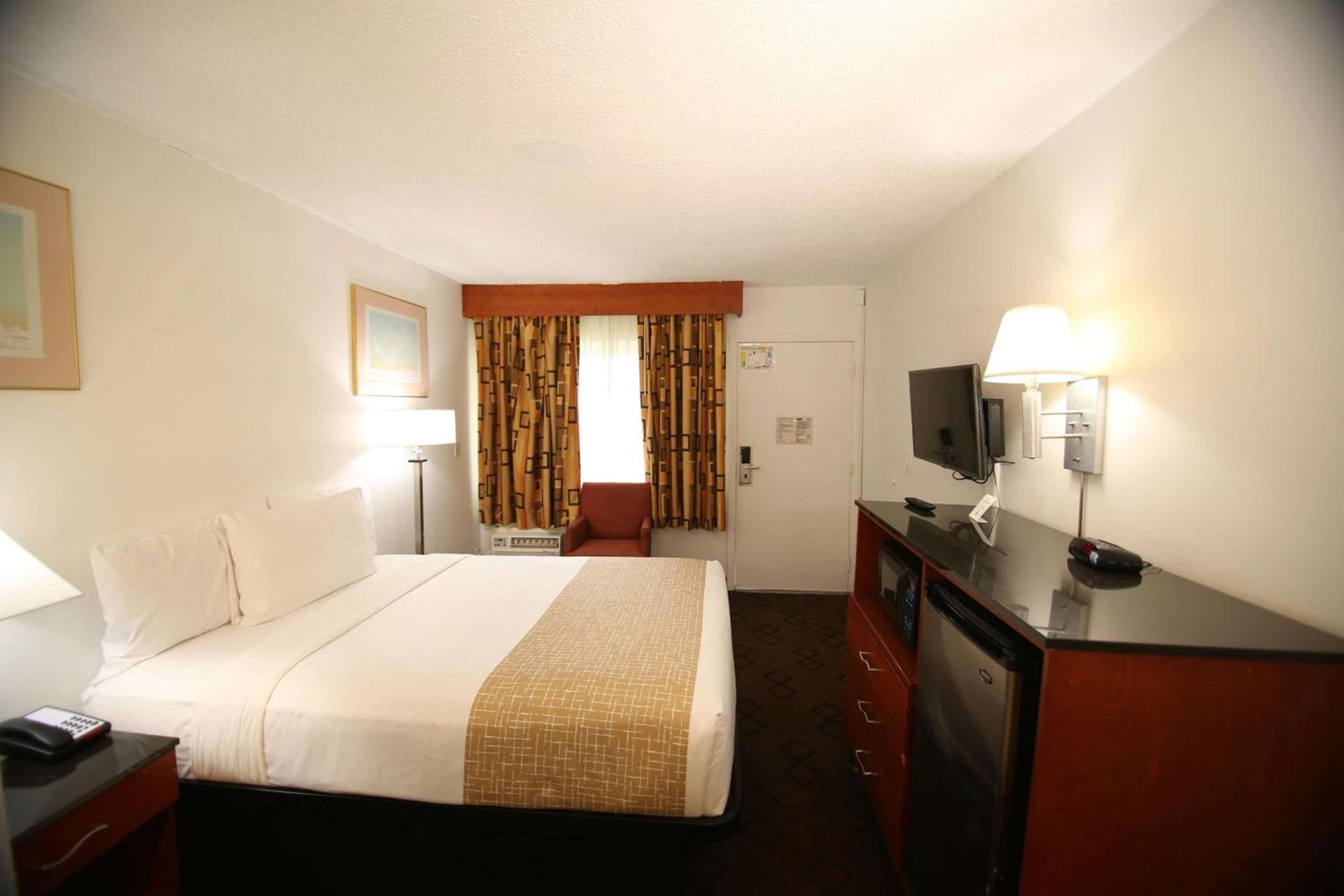 Travelodge by Wyndham Burbank-Glendale photo 7