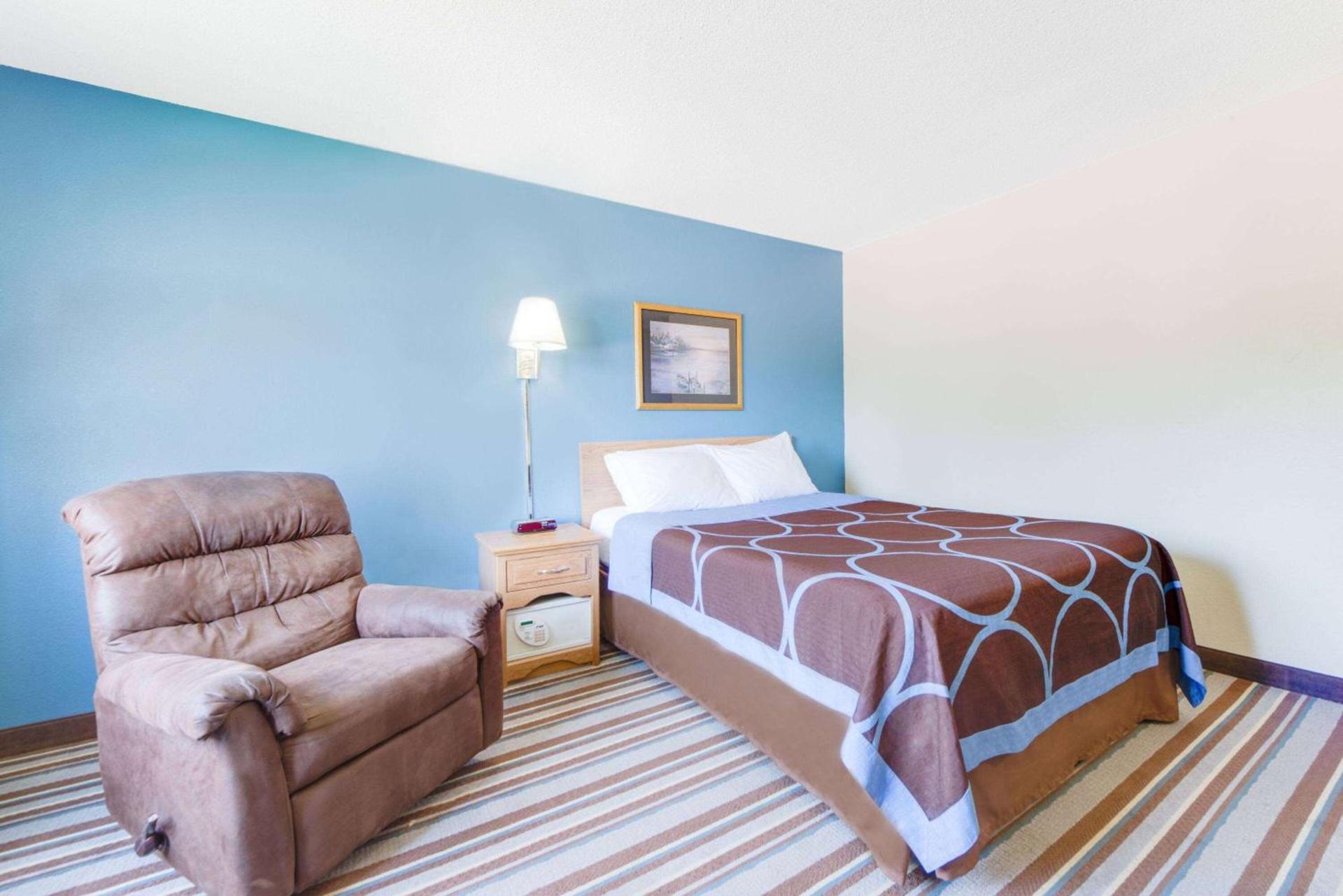Super 8 by Wyndham Burlington photo 2