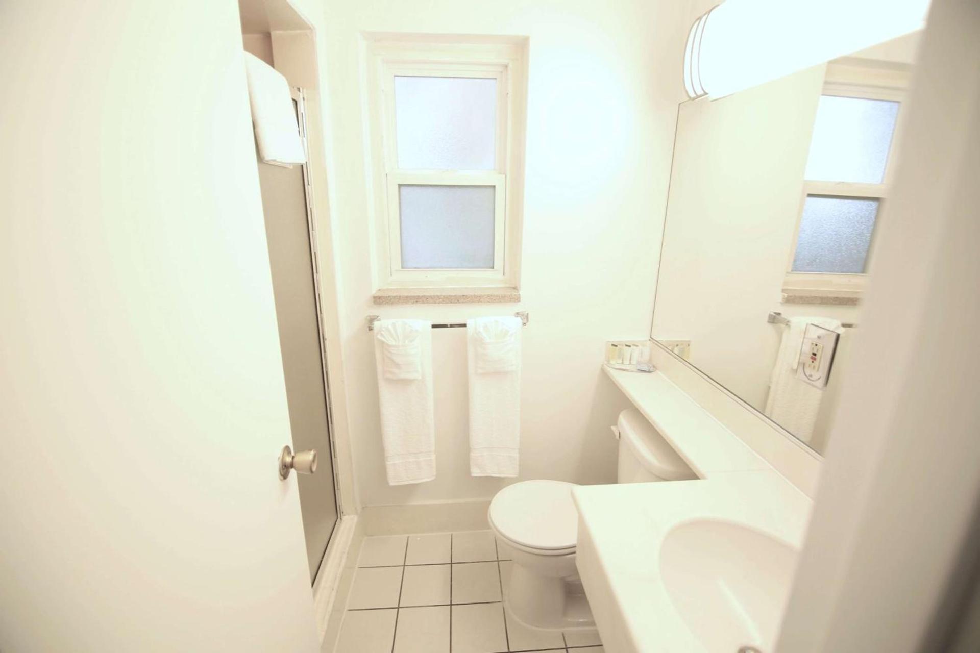 Travelodge by Wyndham Burbank-Glendale photo 10