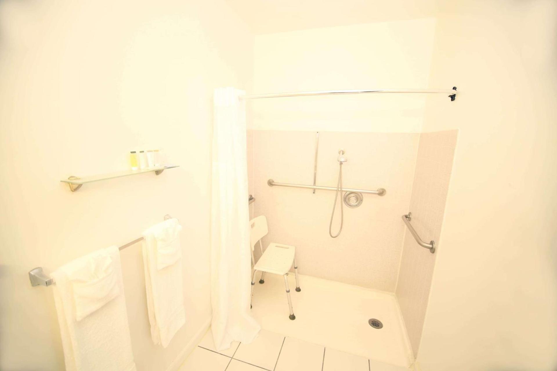 Travelodge by Wyndham Burbank-Glendale photo 11
