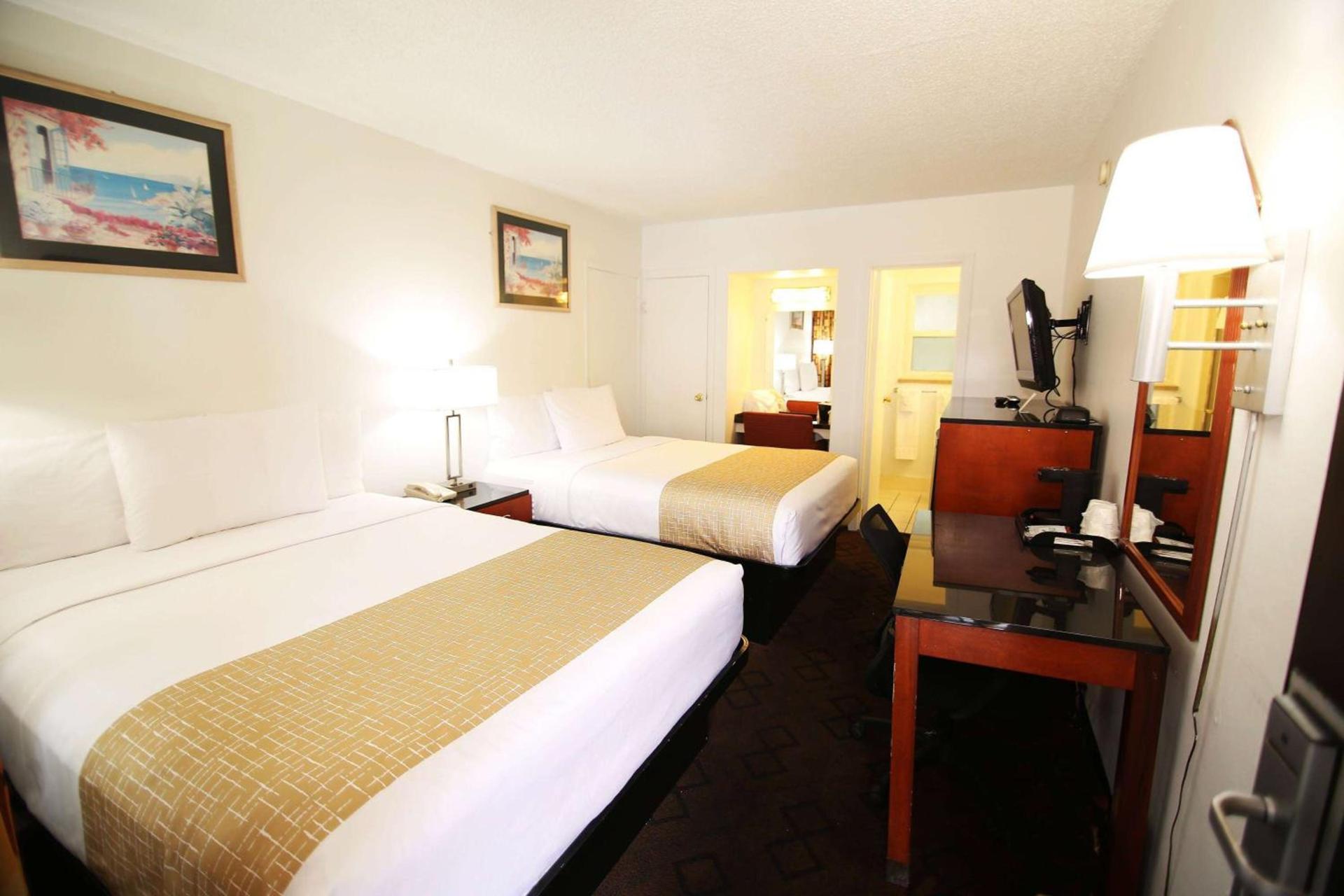 Travelodge by Wyndham Burbank-Glendale photo 14