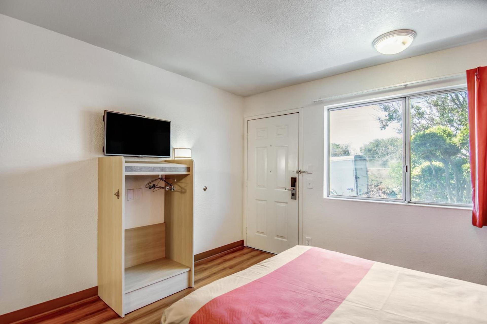 Super 8 by Wyndham Tracy photo 13