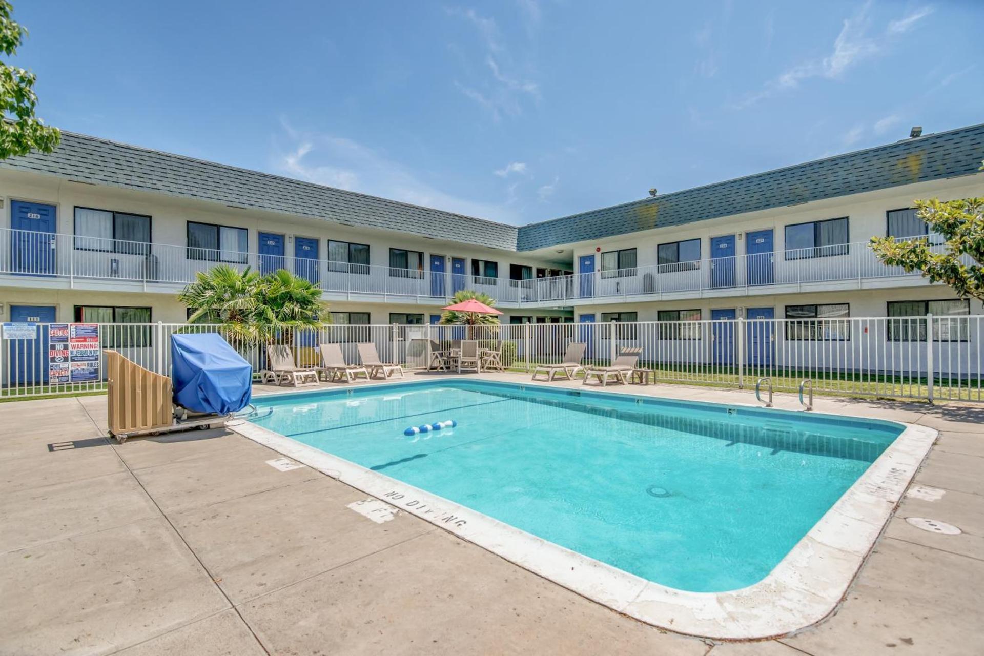 Super 8 by Wyndham Tracy photo 9