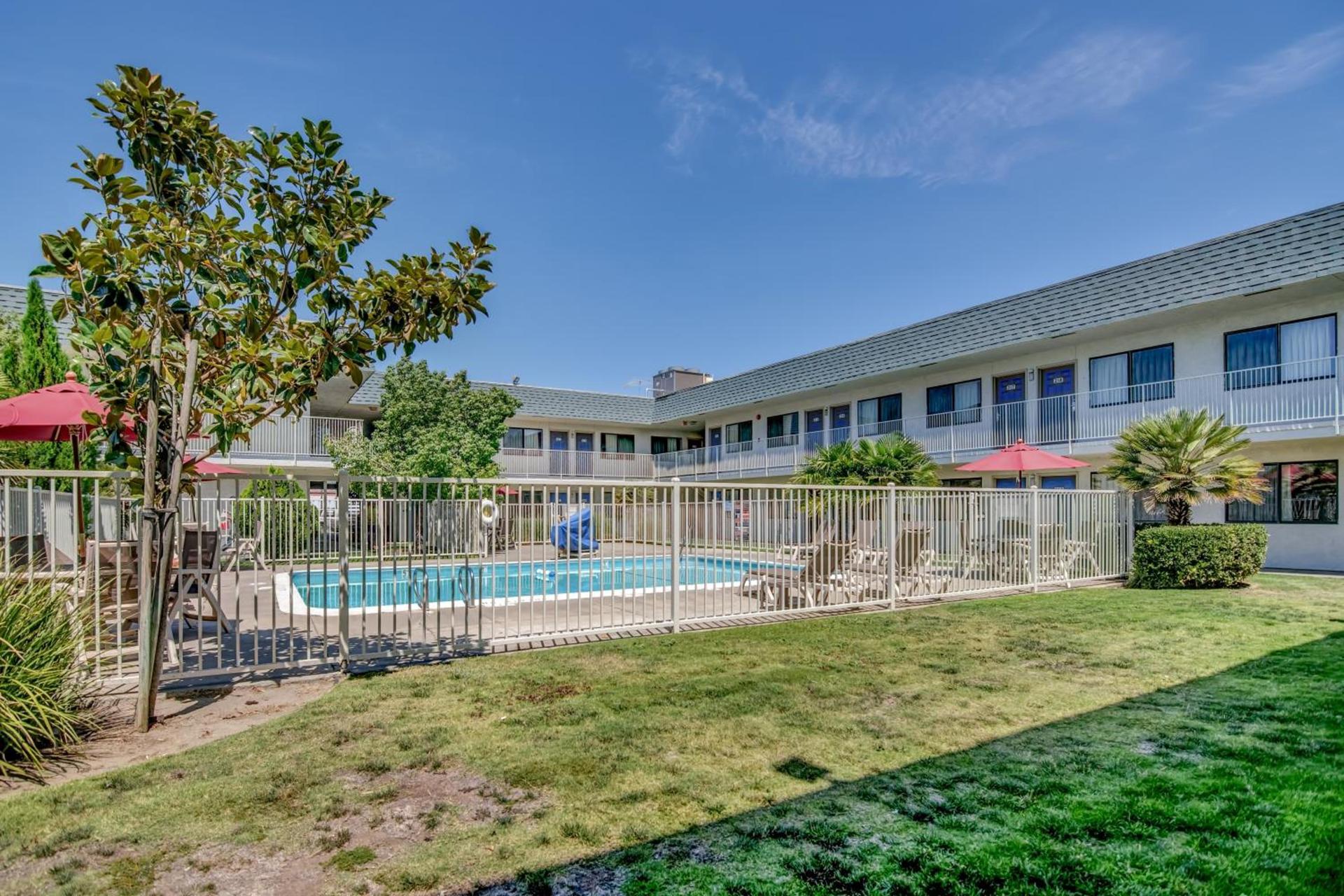 Super 8 by Wyndham Tracy photo 8