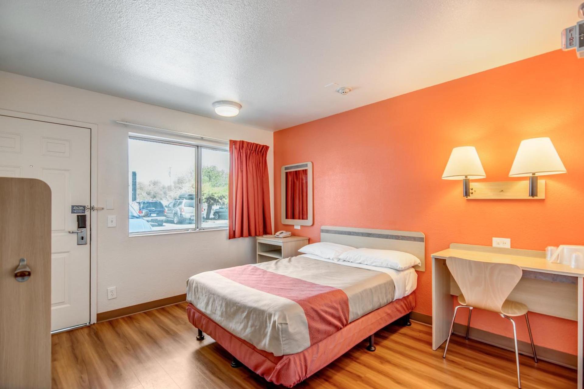 Super 8 by Wyndham Tracy photo 17