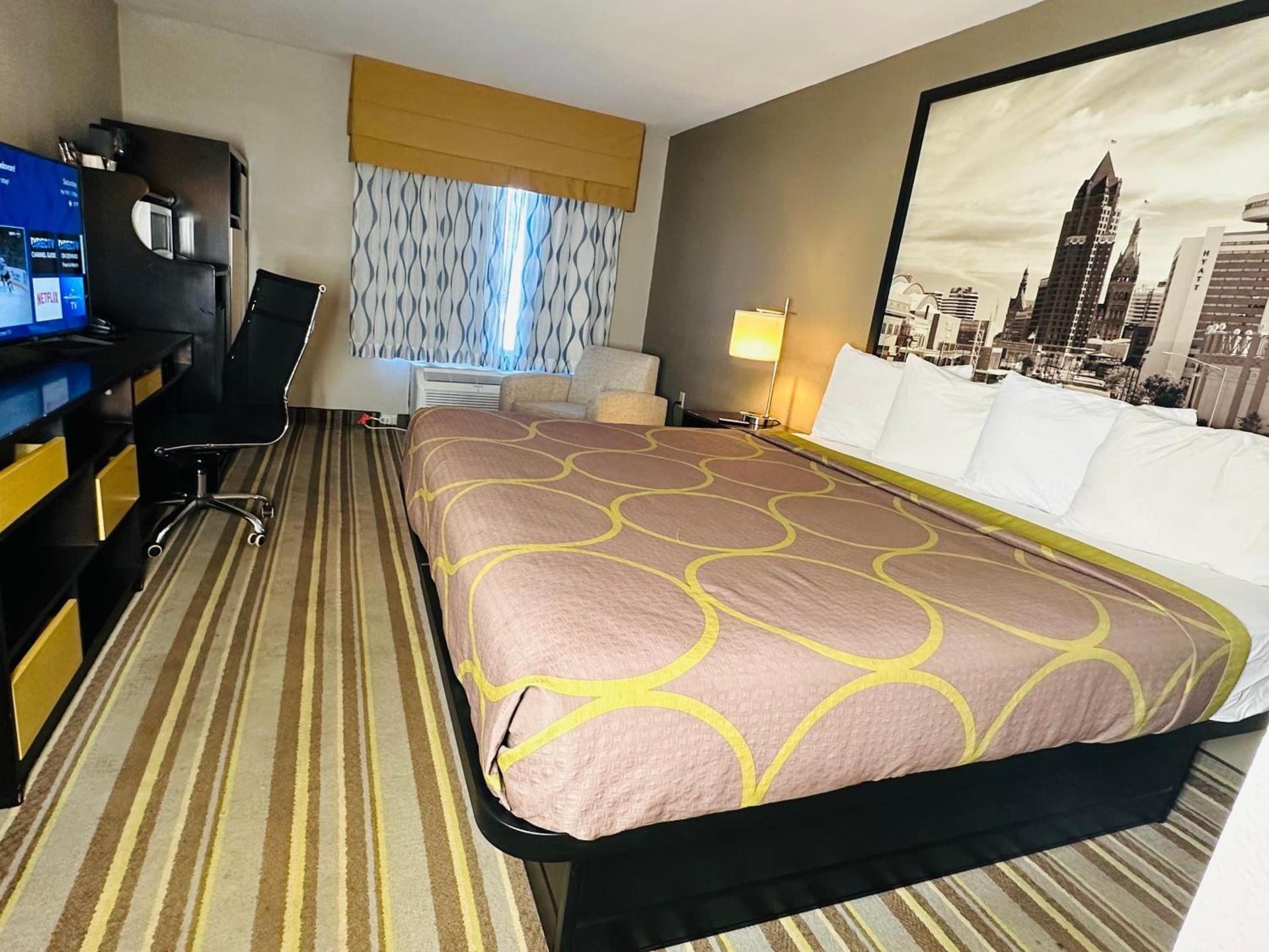 Delavan Inn and Suites photo 11